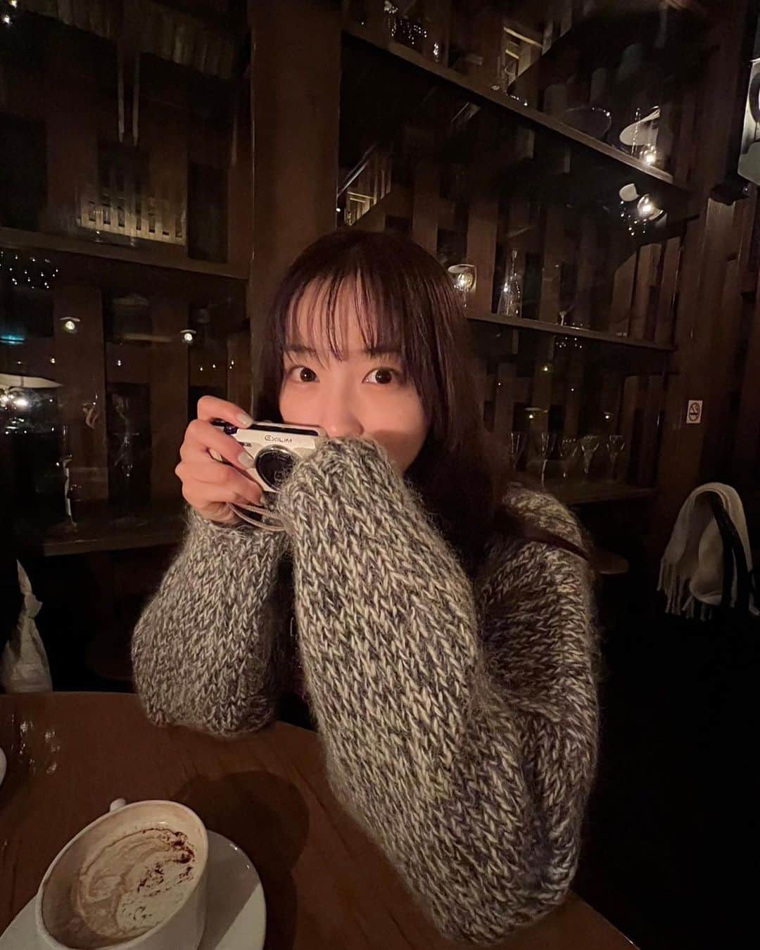 林佑香さんのインスタグラム写真 - (林佑香Instagram)「最近は昔家族で使っていたデジカメを引っ張り出して使うことハマってます📷  カメラ初心者。 毎度真剣です👀  小樽のカフェが素敵だった✨」11月26日 22時21分 - yuka.hayashi_