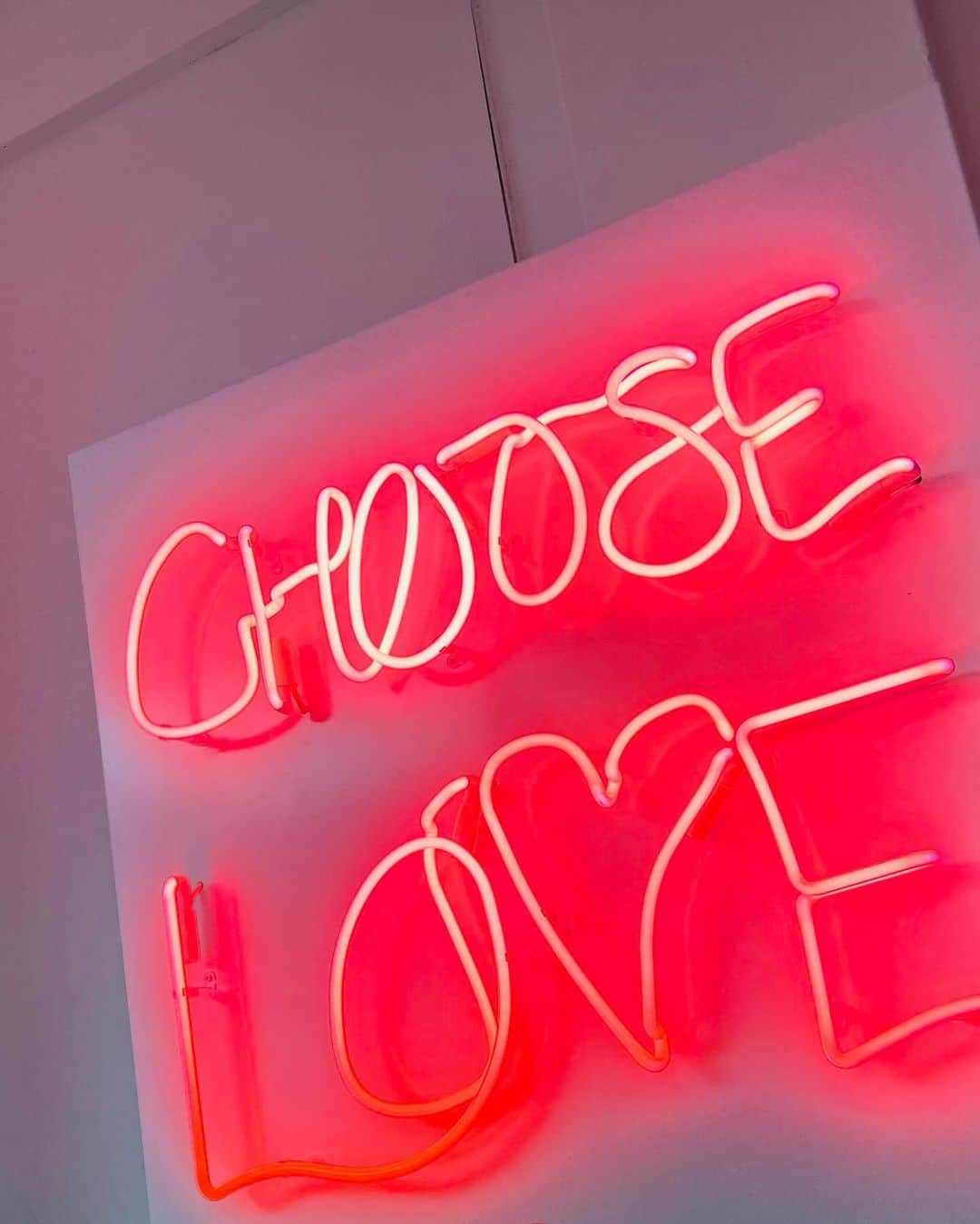 フリーマ・アジェマンさんのインスタグラム写真 - (フリーマ・アジェマンInstagram)「The Choose Love shop is open!  Let me explain a little about how it works.  I will keep it brief and clear.   If you feel like you want to do something to support refugees and displaced people around the world through the harsh winter months but you don’t know where to go, what to do, how to go about it - Choose Love collates it all for you in a trusted, effective and conscientious way. They are a non profit fundraising organisation who are continually running countless vital initiatives, and any support we can offer goes directly to the recipients.   Simple.   If you are in a position to help, now is a great time.   The shop is situated 57 Carnaby Street, London.  Or if online is preferable, you can visit www.choose.love  Thank you for reading to the end.  @chooselove @carnabylondon #chooselove #always  💖💖💖」11月26日 22時21分 - freemaofficial