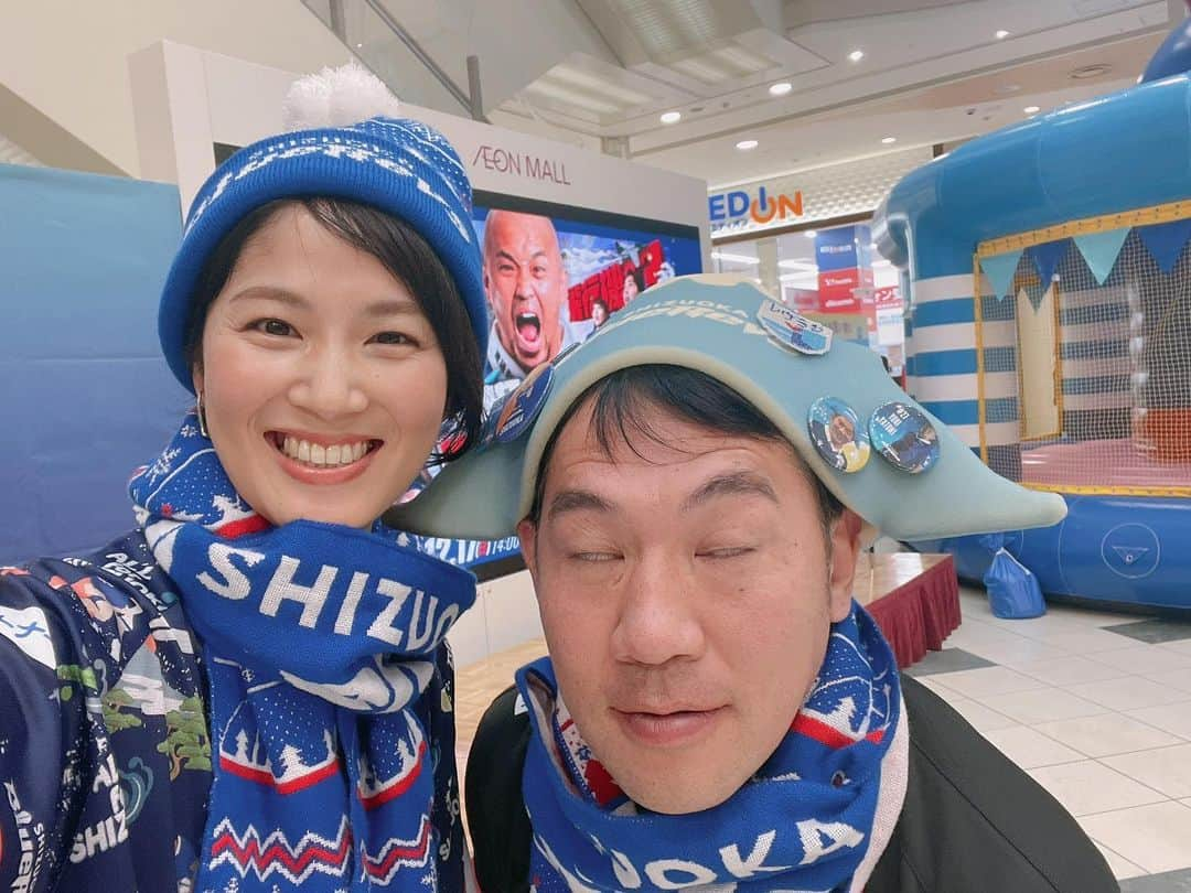 杉岡沙絵子のインスタグラム：「🏉 　 今日はイオンモール浜松志都呂で 静岡ブルーレヴズ開幕直前 シーズンインイベントのステージMCを 務めさせていただきました✨ 　 今日のイベントをきっかけに 少しでも多くのお客様に ホーム開幕戦にお越しいただけたら嬉しいです🎶 　 　 観覧してくださったお客様 出演してくださった選手の皆さん レヴズスタッフの皆さん そしてMCとして一緒に出演してくれた 五郎丸CRO、DJミスミさん ありがとうございました🥹 　 　 12月17日はヤマハスタジアムに行こう〜🥳 　 　 ・ ・ #静岡ブルーレヴズ#リーグワン #ラグビー#rugby #三角さん白目#なんでよ #レヴラジ#場内ラジオ」