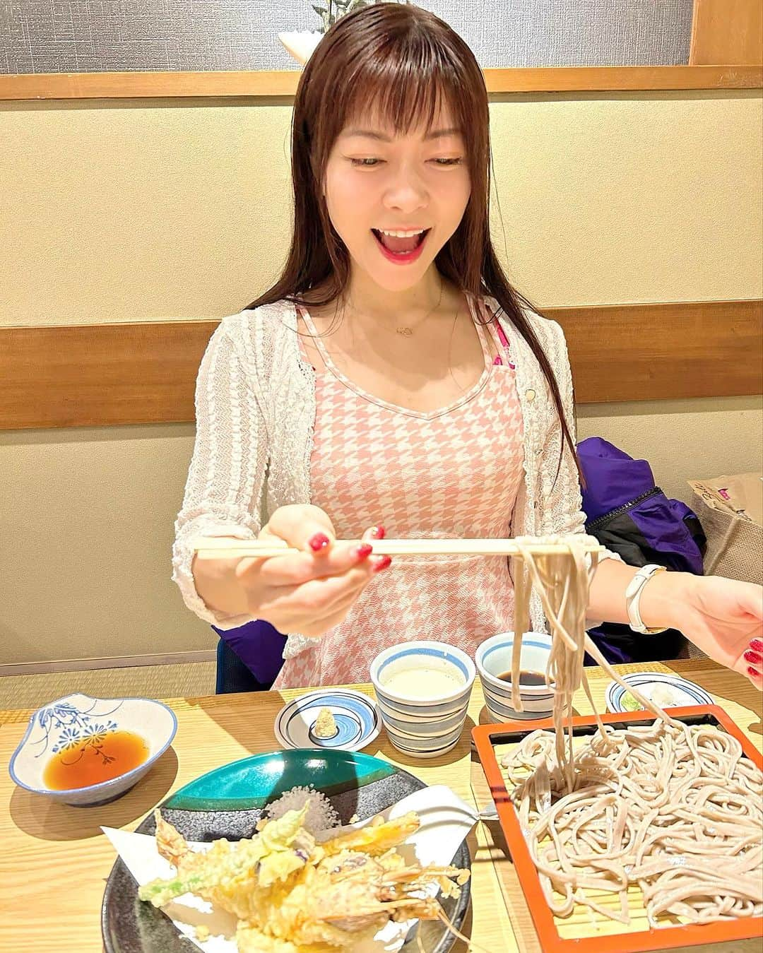 DJ MIYAのインスタグラム：「今日は横浜市の藤が丘でお蕎麦ランチしたよ🎵  美味しいお蕎麦屋さんを発見したから再訪にゃの♡  『そば呑み処 八 〜蕎麦・肴・酒〜』さんは  山形の田舎そばが食べられるお店❤️  お蕎麦だけでなく逸品料理や天ぷらも🎵 PR   @soba_hachi  MIYAは自家製レモンサワーをいただきまーす♡ノンアルビールもほんものみたいに美味しそう^ ^  目の前でレモン🍋を削ってくださってすごいふんわりと香りを楽しみながらじっくりといただける絶品のレモンサワー❤️  はまってしまう味なのでぜひ^ - ^  山形のお蕎麦が平たい麺が特徴でとってもなめらかな舌触りがここちよい感じの麺。  弾力もあって食べ応えも抜群でお店特製のくるみのタレにもつけて食べてみたよ🎵生姜もとても合うしマイルドで好みの味でした  めんつゆに蕎麦湯を足してそば湯も楽しめました♡  つけ汁は大正九年創業の高知 大高醸造のものを使用されているの(^○^)  天ぷら🍤もおいしくて驚きだよぉ💓  大きーい有頭海老❤️まるでどこかの旅館へ来たかのような豪華ぶりに、ここ横浜で食べられるとは！おいしいよねん♡  揚げたてさっくさくの天ぷらで かぼちゃ、たまねぎ、しいたけやいんげんなど盛り付けもとっても綺麗でさくさくの衣が揚がっていて何回食べても天ぷらととても美味しーい！ 鰹出汁のきいためんつゆにつけて贅沢な味わいでしたぁ🎵  天ぷら、お蕎麦ともに職人技を感じるお料理で 日本料理の極みってかんじです。 盛り付けも素晴らしい♡   和のおもむきのある店内の内装も落ち着いてお食事できる感じで素敵でした🎀  またまた楽しいランチでした🎵  みんなも田園都市線藤が丘駅からすぐなのでいってみてね(^○^)  神奈川県横浜市青葉区藤が丘1-16-10 そば呑み処 八  #そば呑み処八 #横浜そば #横浜蕎麦 #横浜1人飲み #神奈川蕎麦 #天ぷらそば #横浜日本酒 #そば好き #横浜市グルメ #田園都市線 #田園都市グルメ #グルメ #グルメインフルエンサー #グルメインスタグラマー #よこはま #青葉区 #横浜 #お蕎麦屋さん #蕎麦 #おそば #レモンサワー #レモン好き #レモンサワー好き #グルメ女子 #天ぷら #和食好き #グルメスタグラム #食レポ  #神奈川グルメ #トリドリベース」