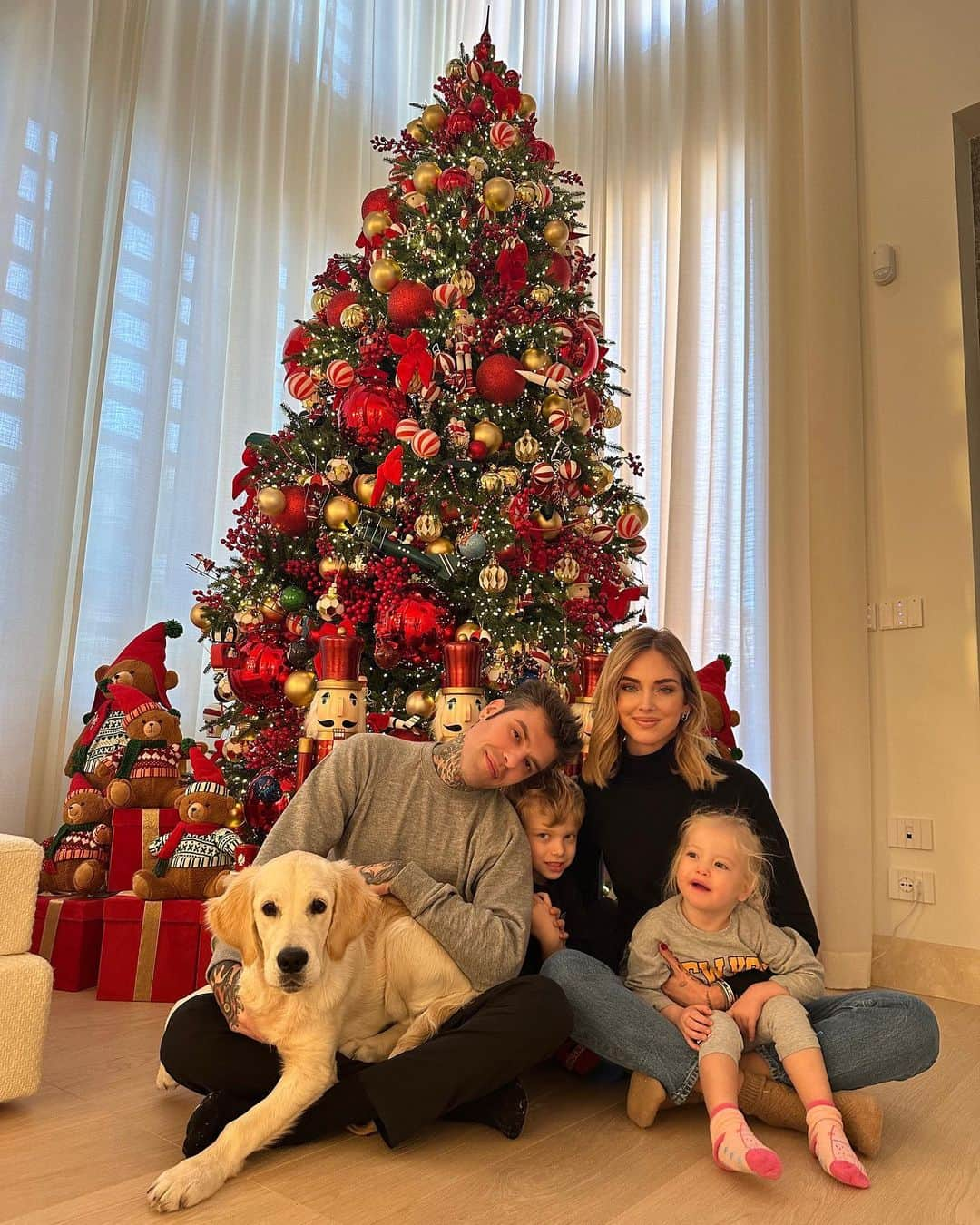 キアラ・フェラーニさんのインスタグラム写真 - (キアラ・フェラーニInstagram)「First Christmas in the new house 💖」11月26日 22時28分 - chiaraferragni