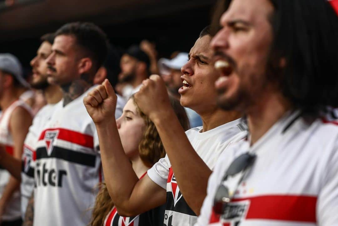 São Paulo FCのインスタグラム：「Está chegando a hora, #TorcidaQueConduz!   🏟️ Às 18h30, o São Paulo enfrenta o Cuiabá pelo Brasileirão! Compre agora o seu ingresso!   🔗 spfc.totalacesso.com (Link nos stories)  #VamosSãoPaulo 🇾🇪   📸 Felipe Iruatã / saopaulofc」