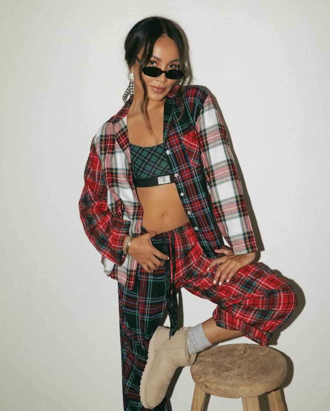 ヴィクトリアズ・シークレットさんのインスタグラム写真 - (ヴィクトリアズ・シークレットInstagram)「Ch, ch, check it out—@sincerelyjules embracing “don’t get mad, get plaid” in a toasty Flannel Long Pajama Set.」11月26日 23時01分 - victoriassecret