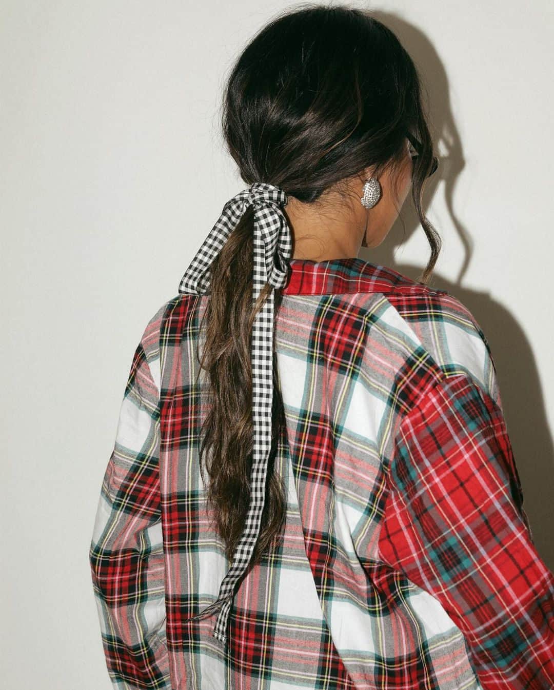 ヴィクトリアズ・シークレットさんのインスタグラム写真 - (ヴィクトリアズ・シークレットInstagram)「Ch, ch, check it out—@sincerelyjules embracing “don’t get mad, get plaid” in a toasty Flannel Long Pajama Set.」11月26日 23時01分 - victoriassecret