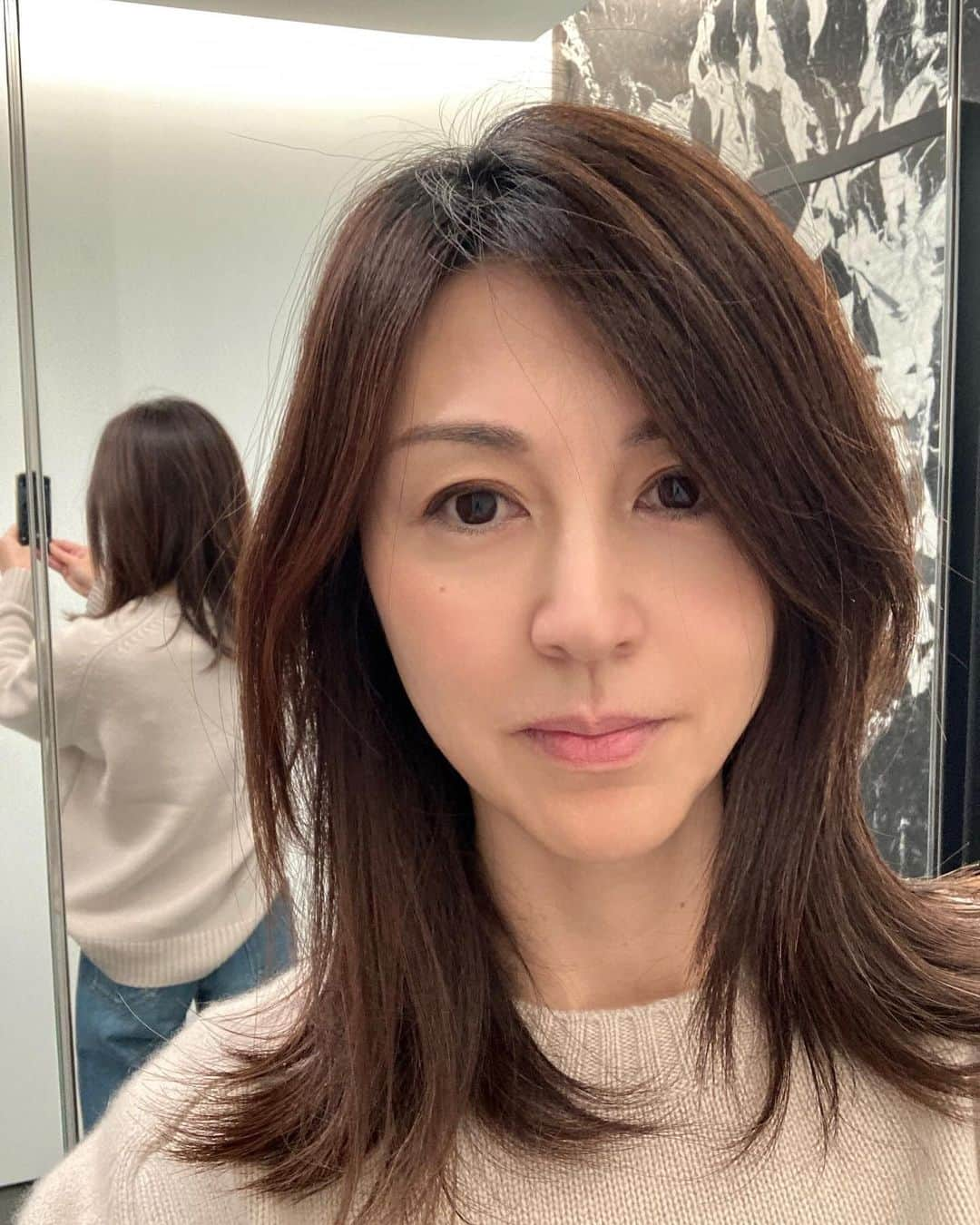 雨宮塔子のインスタグラム：「何人かの方から髪を切ったのかというメッセージをいただいていたので☺️  はい、切っています🫡 インスタへの投稿と同じく、ヘアカットもまめにする方ではないので💦、一度カットすると、まぁまぁ3ヶ月くらいそのままです🤫  私の髪には少しクセがあって、短いほどそのクセが出やすく、この長さで何も手を加えないと、このように外ハネします😂 だから長い方が楽なんですが、あまり長いとバランスが悪いですもんね🥹  3枚目はボジョレー・ヌーボーの解禁日の翌日にまほの家で🍷  まほと買ったボジョレー・ヌーボーは2本とも10€ちょっとぐらいだったのに、めちゃくちゃ美味しくて🎉  ボジョレーって、ここだけの話、あまり美味しいと思ったことはないのですが🤫×2、この2本は当たりでしたっ㊗️  #ボジョレーヌーボー  #赤、白2本買ったけど、白がとくに好みでした❤️ #パテクルート  #これまた大好物 #とくにフィグとフォアグラ入りのが  #まほの家のLawくん #いつ見てもかわいすぎて #置物みたいになってても #いとおしい」