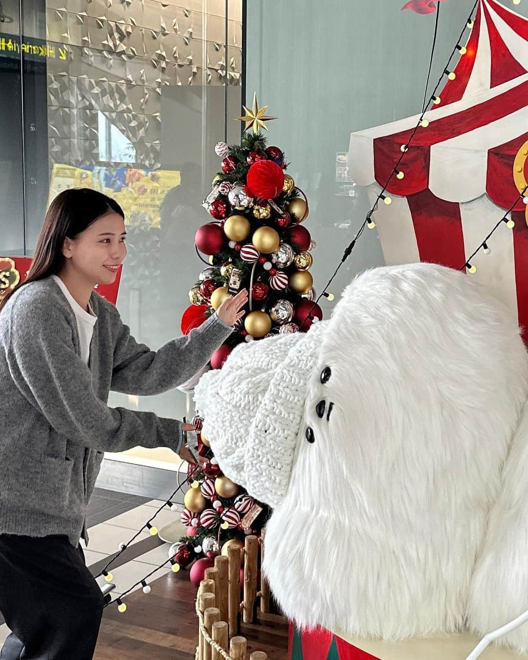 古屋美咲さんのインスタグラム写真 - (古屋美咲Instagram)「最近の詰め合わせ☁️会社のエントランス階にヒカリエルフが登場するといよいよクリスマス気分になる🎄🎄(今年はどれか欲しいです🎅🏻笑) . . #ヒカリエルフ#hikarielf#クリスマス#クリスマス準備#クリスマスコーデ#カーディガン#カーディガンコーデ#photdump#ニット帽#ビーニー#ニット帽コーデ#ワントーンコーデ#ワントーンコーディネート#グレー#ユニクロコーデ#uniqlo#タックワイドパンツ#グレーコーデ#カフェ#飯田橋カフェ#東京カフェ#飯田橋グルメ#神宮外苑いちょう並木#30代コーデ#大人カジュアルコーデ」11月26日 22時31分 - furuyamisaki_