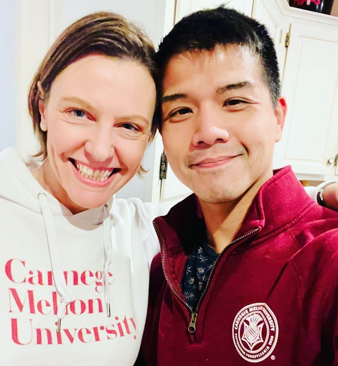 テリー・レオンのインスタグラム：「Reunited with my @cmudrama classmate @mlygarner. 25+ years of friendship and counting. She’s one of the first friends I ever made at college orientation and I was immediately drawn to this fast-talking, quick-witted but goofy, coffee-drinking, cat-loving, brash-belting girl from Ohio with the killer smile. “Everything’s different. Nothing’s changed. Only slightly reareanged.”」