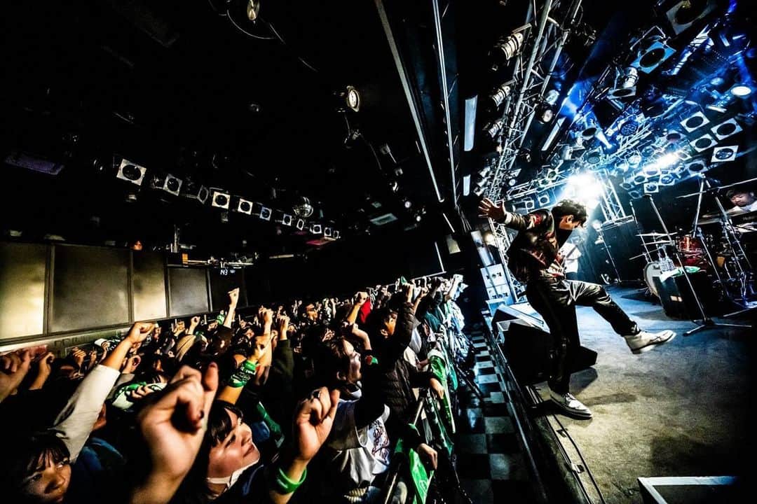 としみつさんのインスタグラム写真 - (としみつInstagram)「2023.11.26 岡山image  地味に初の２日連続ライブ ２日間で合計4公演、リハ合わせると80曲くらい歌った。  岡山もまた戻って来たい。 ありがとう。  photo タカギユウスケ(LiveYou) @yusuke_mphoto   #TOSHIMITSU #live #岡山」11月26日 22時41分 - toshimitsu_tokaionair