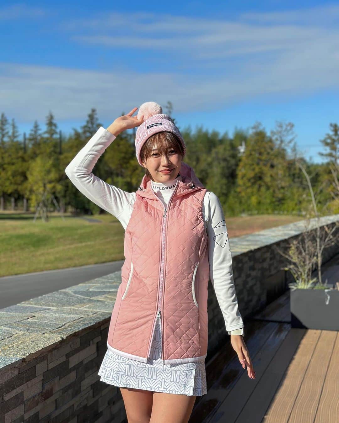 藤澤響花さんのインスタグラム写真 - (藤澤響花Instagram)「ニット帽もかわいいでしょ？💗  さむ！！って日も多くなってきたけど 裏起毛のトップス+ベストであったかく動き回ってます🏃‍♀️💨  @taylormade_golf_japan  @taylormade_golf_japan_apparel_  #テーラーメイド #テーラーメイドアパレル  #テーラーメイドゴルフ  #チームテーラーメイド #taylormade #taylormadeapparel  #taylormadegolf   #ゴルフウェア#ゴルフ#ゴルフコーデ#ゴルフ女子#ゴルフ男子#ゴルフファッション#ゴルフ場#ゴルフ初心者#ゴルフ好き#golf#golflife#golfwear#golfaddict#golfstagram#golfgirl#japanesegirl#golfcourse#ɪɴsᴛᴀɢᴏᴏᴅ#골프#골프스타그램#골프웨어#กอล์ฟ#高尔夫」11月26日 22時36分 - kyoka_fujisawa