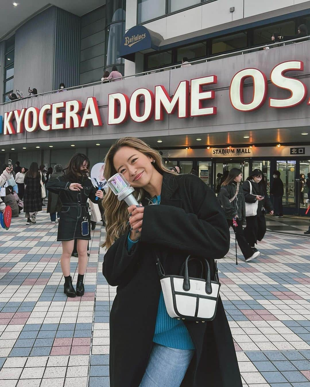 LISAのインスタグラム：「JO1！初！京セラドーム！ 大阪まで行って来ました🔝🩵  メンバーの拓実が、「夢は諦めなければ必ず叶う」と言っていたので私も何事も諦めずに頑張ります。  YouTubeにも載せる予定なので、 JAMのみなさんぜひ見に来てくださいね🫶🏼  #JO1 #JAM」