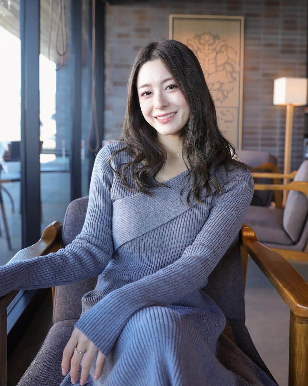 ASUKAのインスタグラム：「. コーデ考えなくても着るだけで安定感抜群のニットワンピ😇❤️🫶  今季は @ambientofficial のフレアシルエットを。  デコルテも見えて顔まわりもスッキリ着れる✨  #AMBIENT #アンビエント #おちびコーデ #sサイズコーデ #低身長コーデ #おちびの輪 #ワンピコーデ #pr」