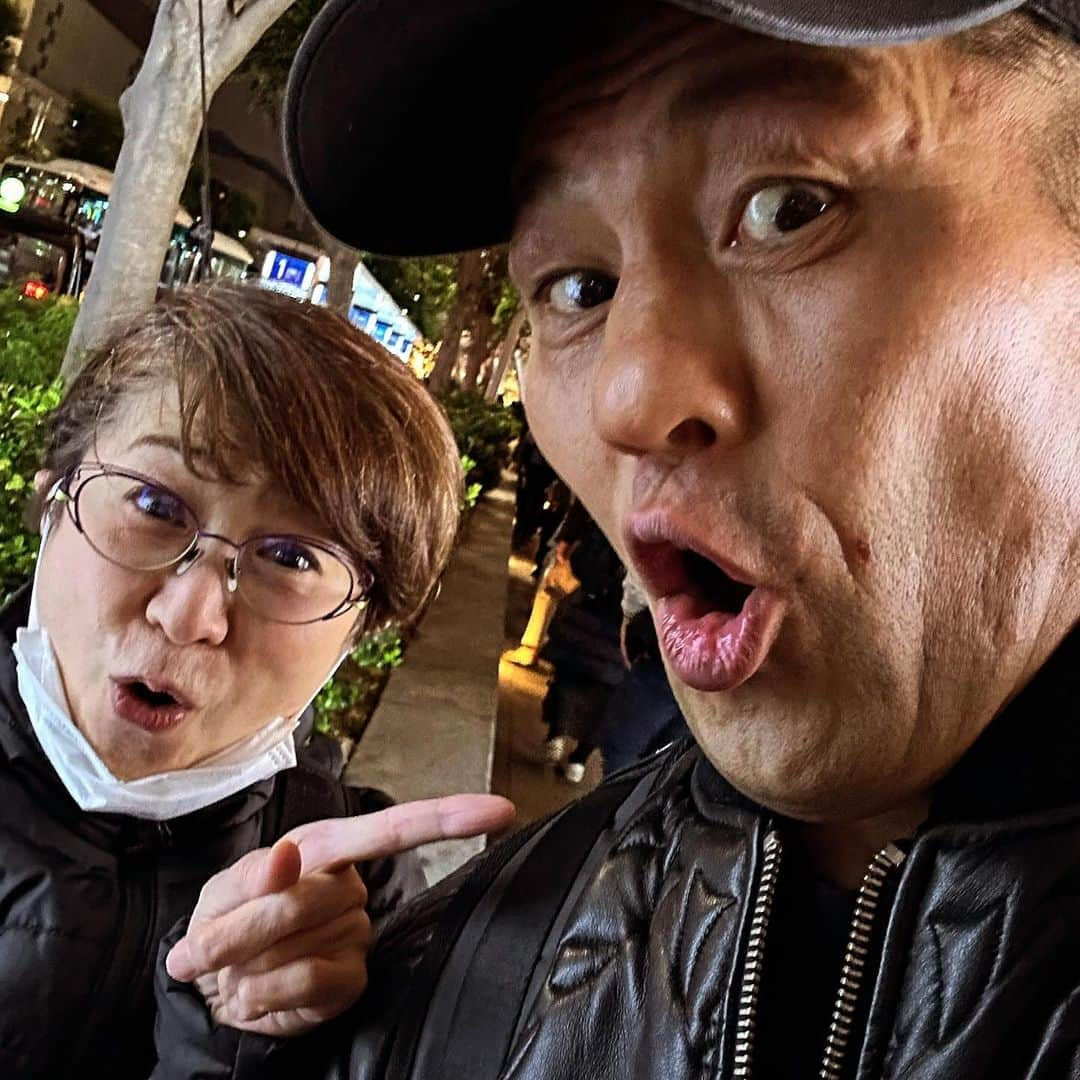 鈴木みのるさんのインスタグラム写真 - (鈴木みのるInstagram)「LUFFY  郡山での試合後、新幹線で帰京。タクシー待ちの列に並び「あ〜すげぇ混んでるなぁ…」と思ったら、前に並んでる人がワンピースのリュック背負ってる…背が小さい女性…「あ〜それでね…」ん？聞き覚えのある話し声。あれ？真弓さん？んあああああ〜！まさか遭遇したのは田中真弓さんだった！すげぇ偶然。ひっさしぶり〜！！こんなこともあるもんだ。尾田っちに写真送ろうよ！って撮った写真。」11月26日 22時39分 - suzuki.d.minoru