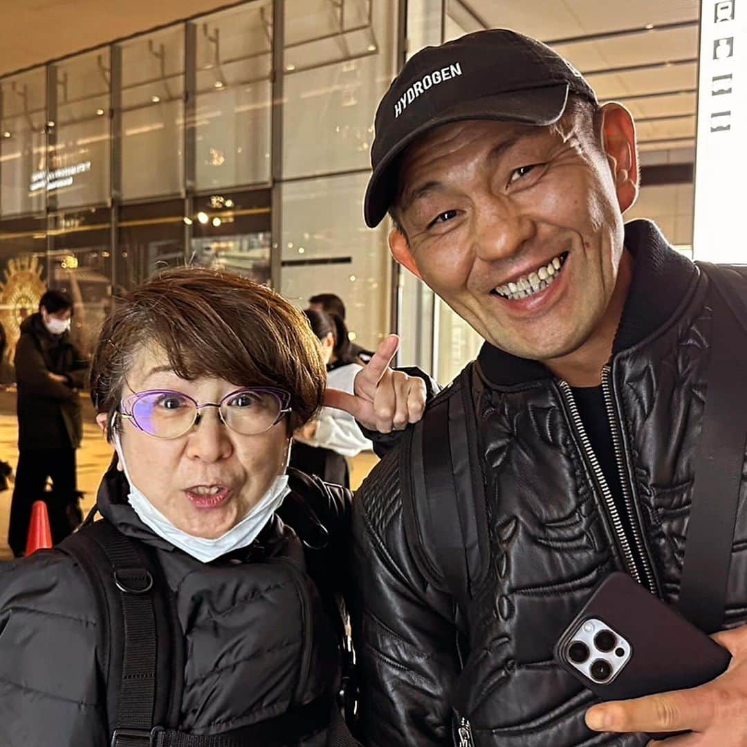 鈴木みのるさんのインスタグラム写真 - (鈴木みのるInstagram)「LUFFY  郡山での試合後、新幹線で帰京。タクシー待ちの列に並び「あ〜すげぇ混んでるなぁ…」と思ったら、前に並んでる人がワンピースのリュック背負ってる…背が小さい女性…「あ〜それでね…」ん？聞き覚えのある話し声。あれ？真弓さん？んあああああ〜！まさか遭遇したのは田中真弓さんだった！すげぇ偶然。ひっさしぶり〜！！こんなこともあるもんだ。尾田っちに写真送ろうよ！って撮った写真。」11月26日 22時39分 - suzuki.d.minoru