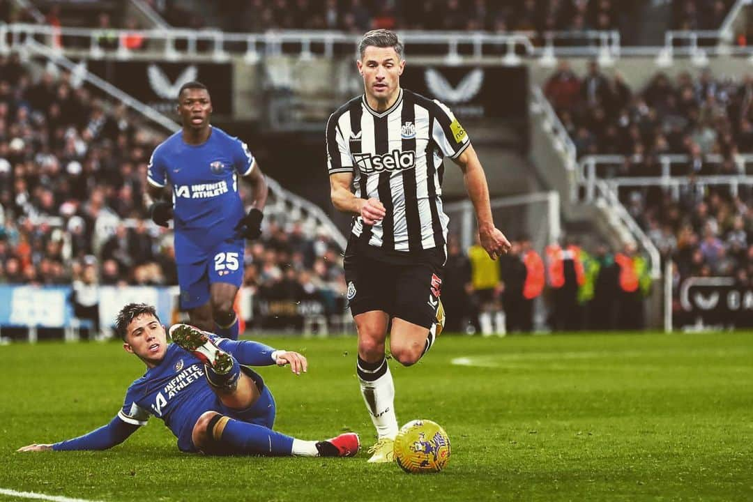 ファビアン・シェアさんのインスタグラム写真 - (ファビアン・シェアInstagram)「Love it lads!!! Great win at home🖤🤍.. #nufc」11月26日 22時40分 - fabianschaer_official