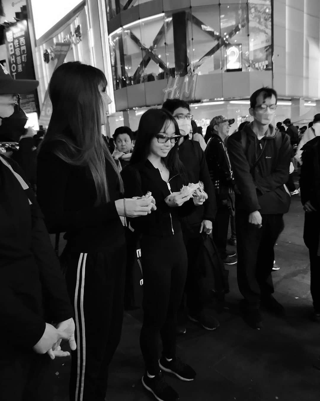 Kimberley Chenさんのインスタグラム写真 - (Kimberley ChenInstagram)「昨天在西門町第二次參加 @anonymousforthevoiceless  @av_taiwan 動物權街上推廣。真的很謝謝當初 @vegan4.t.a  邀請了我參加街推課程，讓我終於找到一個能夠為動物權發聲推廣的機會，也讓我認識很多跟我一樣熱情的vegan朋友。我本來在西門町都在穿浮誇的衣服表演，簽唱會，第一次街推的時候穿著全黑很緊張的希望能讓更多人看到cube的真相，真的是很不一樣的感覺！今年能夠參加真的很榮幸也對我很有意義 😭 我真的非常非常相信有很多很善良的人只要看到那些殘忍的畫面都很願意做出改變，在街推的時候遇到很多看著電視機哭說真的不知道這些動物要接受的煎熬，謝謝你們的同理心，也很謝謝所有停下來願意看的人 🙏🏻 我知道改變不簡單 but we can do it 🙏🏻 for the animals 🌿🐓🥹🐮  邀請所有的vegan跟我一起參加街推 💗💗💗   Calling out to all my vegan friends to join me to raise awareness and stand up for these innocent beings 💗」11月26日 22時40分 - lekimberleyy