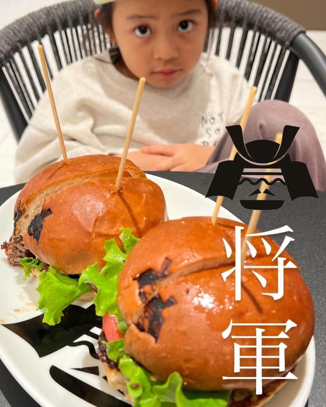 春名亜美さんのインスタグラム写真 - (春名亜美Instagram)「先日、 @annasumitani ちゃんに誘ってもらって、麻布台ヒルズのレセプションに行ってきました🏙️✨  まさに東京の新名所。  広すぎて方向音痴の私には何が何だかでしたが、SHOPもレストランも大充実しておりました。  私達は @shogunburger でポテトとハンバーガーを頂いたのですが、あまりの美味しさに全員がおかわりでした🍔  早くまた食べに行きたい🤤  そして、私のだいっっっすきな @hisaya_azabudaihills も入ってた🥺🌰❤️  私の中でハズさない手土産No.1です🎁 ここの栗ご飯も家族全員大好きで、よく麻布十番店に買いに行きます😁  あまりの広さに次男が案の定歩かなくなったんですが、住谷家のご令嬢がいつも通り抱っこしてくれました😇 長男もお兄ちゃんにおんぶしてもらってたな😇  住谷家の皆様、いつも本当にありがとうございます🙇🏻‍♀️❤️  #麻布台ヒルズ  #エルメスオープンも楽しみね」11月26日 22時40分 - amiharunaami