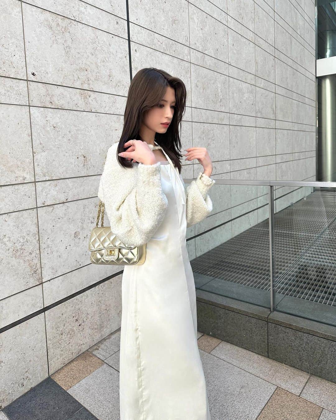 ホルトえみりのインスタグラム：「🥂🤍」