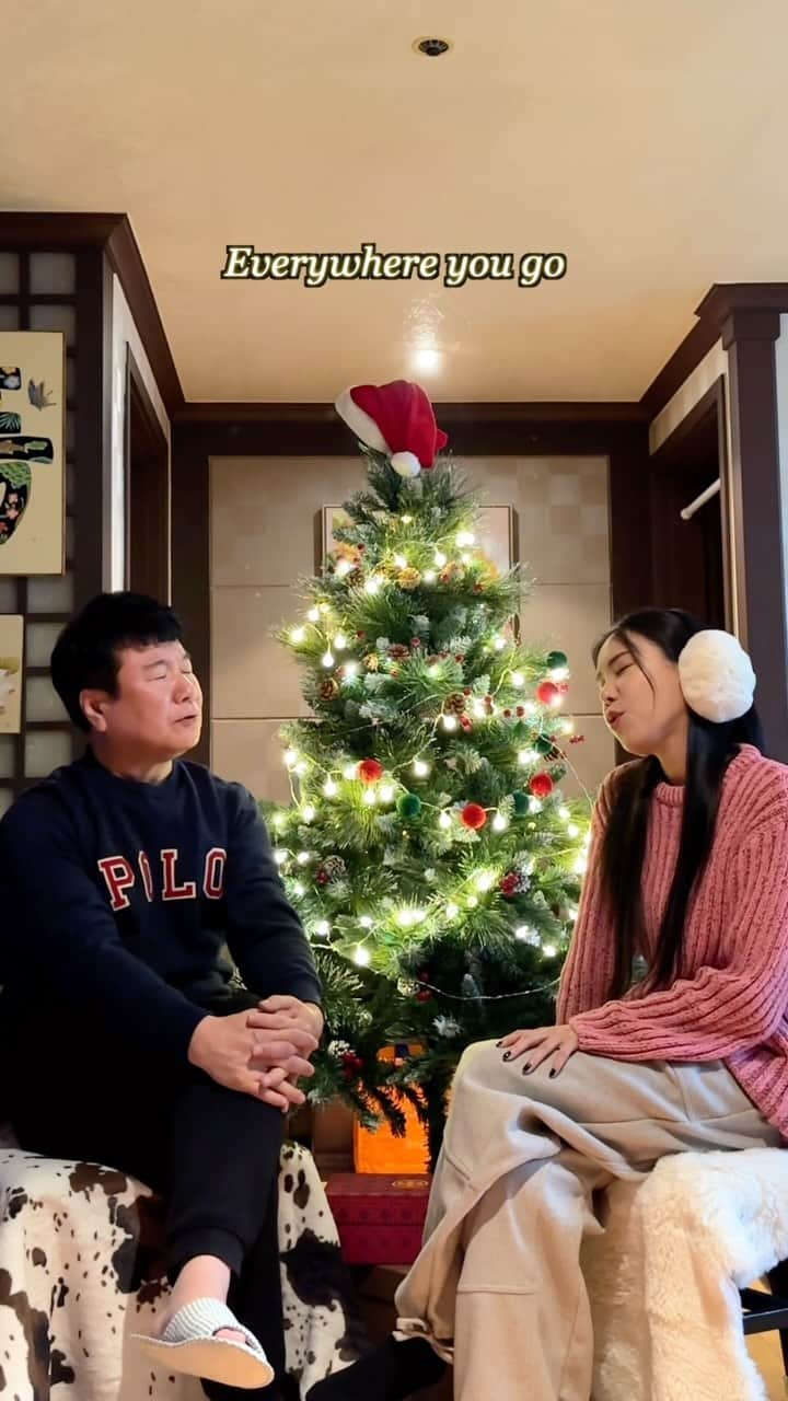 NIDAのインスタグラム：「아빠랑 미리크리스마스 🎅❄️🎄🎁  - - - #itsbeginningtolookalotlikechristmas #sing #singing #cover #christmassongs #크리스마스 #커버 #캐롤 #dad」