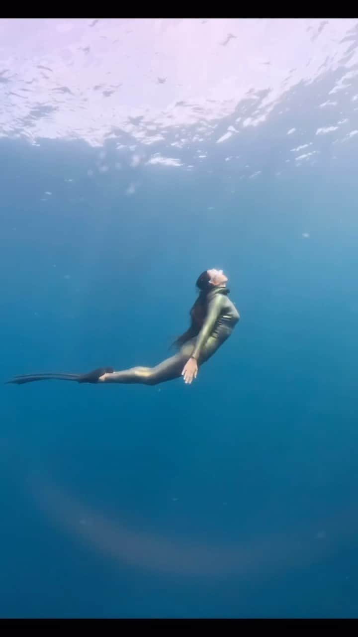 福田朋夏のインスタグラム：「このウェットスーツは陸上ではパープルに見えるけど、海に入って光のあたり方によって緑に光ったり、青やシルバーにも変化します🌈 着ていて本当に楽しいウェットスーツ🧜‍♀️ 山本化学工業より研究して発売されたウェットスーツの生地AURORAは、この他に、ブルー系と、ゴールド系があります。 それぞれ本当に可愛いので、今度それぞれの色の変化を投稿しようかな🤔❤️  @yamamotowetsuits @zerowetsuits @alchemy_hellas」