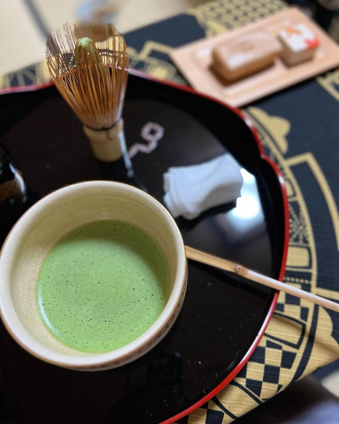 澤田愛美さんのインスタグラム写真 - (澤田愛美Instagram)「.  茶道のお稽古に行ってきました🍵  お点前をマスターするまでだいぶ遠いのですが🫣 先生から教わっている時間が楽しくて😊✨ ふわふわ泡の美味しいお抹茶が点てられるように なりたいです🕊️  カフェの写真はお稽古の後。 スイーツは別腹ですよね🤫  .   #遠州流 #茶道 #お稽古 #抹茶 #珈琲茶館麦藁帽子 #コーヒー #カフェ #レトロ #青森市カフェ #着物 #着物でおでかけ #江戸小紋」11月26日 22時47分 - amy____oxox