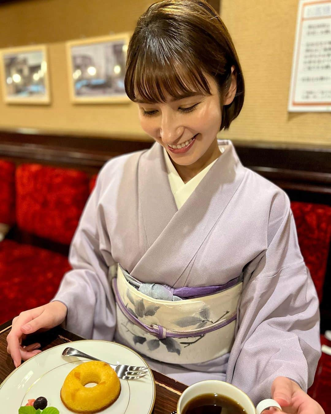 澤田愛美さんのインスタグラム写真 - (澤田愛美Instagram)「.  茶道のお稽古に行ってきました🍵  お点前をマスターするまでだいぶ遠いのですが🫣 先生から教わっている時間が楽しくて😊✨ ふわふわ泡の美味しいお抹茶が点てられるように なりたいです🕊️  カフェの写真はお稽古の後。 スイーツは別腹ですよね🤫  .   #遠州流 #茶道 #お稽古 #抹茶 #珈琲茶館麦藁帽子 #コーヒー #カフェ #レトロ #青森市カフェ #着物 #着物でおでかけ #江戸小紋」11月26日 22時47分 - amy____oxox