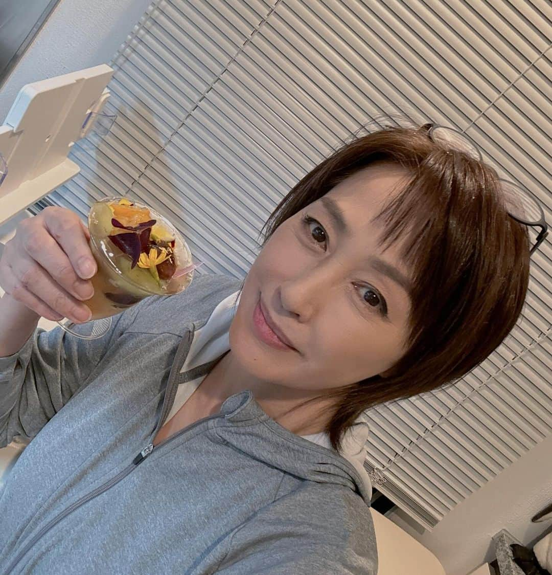 高島礼子さんのインスタグラム写真 - (高島礼子Instagram)「今日は、 初インスタライブをご視聴📱下さり 本当に 本当に ありがとうございます🙇‍♀️✨ Instagram初めて良かったな、と 美希さん、カレンさん いつも美しく豪快爆笑トーク😂 楽しかったです♪ コメント📝も いいね👍も ありがとうございます❣️  #インスタライブ生配信 #女子会ライブ」11月26日 22時48分 - reico.official