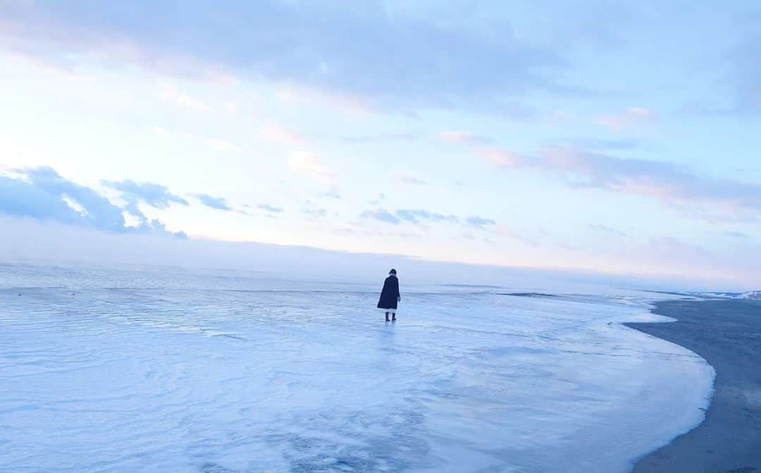 岩倉しおりさんのインスタグラム写真 - (岩倉しおりInstagram)「冬の朝の色。  冬の淡いピンク色になる空がとてもすき。」11月26日 22時49分 - iwakurashiori