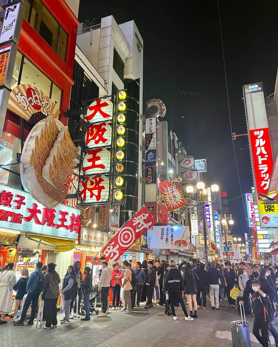 浅井未歩さんのインスタグラム写真 - (浅井未歩Instagram)「先週から大規模な断捨離を開催中の浅井です。  今まで着てたワンピースを なんかもう全然着たくなくなったり  家にある古い服や物を なぜだか一斉に捨てたくなって  こないだ40ℓのゴミ袋4つ分ぐらい 捨てたりリサイクルショップに持って行ったりした。  そしたら着る服がなくなったので、 服を見に買い物いった。  服もさ、  これだ！って思うお洋服とか 自分に似合う服に出会えずにいて どこかこう、妥協しながら選んだりしてたんだけど、  今日、数十年ぶりに 服やさんでときめいてしまった😍  今まで足にコンプレックスがあって避け続けてきたデニムを買ってしまったのだ。  形がめちゃ綺麗で、このデニムを作った人に感謝状を送りたいぐらい、お気に入りのデニムに出会ってしまった。  他にも普段絶対選ばない色の服とか買った。 服を買ってこんなに嬉しい気持ちになったのはいつぶりだろう、、、  話の流れとは関係ないけど、ついこないだ、 10年近く大事に使っていたマグカップが割れた。  さらにiPadが壊れた。  大事にしていたものが壊れてしまったり 断捨離しまくったり、 私のなかで何かが静かに終わりを迎えて  新しい何かを取り入れる準備が ゆっくりと始まっている感じ。  ワンマンが終わって1か月近く経ちました。 断捨離も済んで新しい服も買ったので  そろそろ少しずつ動いていきたいなと思っています😊  写真は、今年の春にいったユニバ！ この帽子はここでしか被れない、、、 大阪また行きたいな🐙✨」11月26日 22時49分 - asaimiho____24