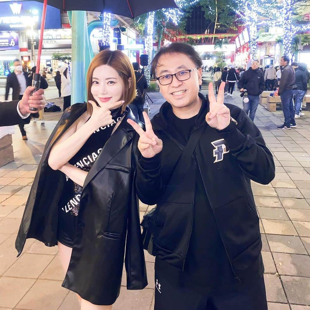 龐文宏のインスタグラム：「在信義計劃區遇到🤩🤩🤩韓國女神DJ Soda,😘😘😘真是幸運啊🥰🥰🥰💚💚💚」