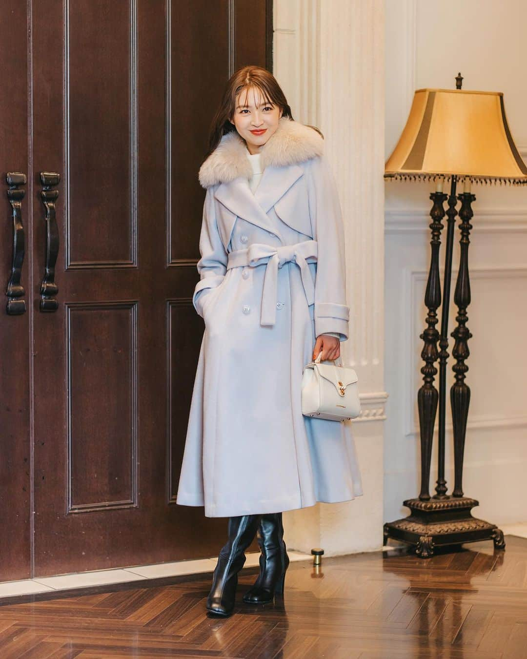 WILLSELECTION OFFICIALさんのインスタグラム写真 - (WILLSELECTION OFFICIALInstagram)「Fox Fur Coat🧥✨  冬のおしゃれを決める✨ “絶対的主役級コート"  FOX FUR WOOL DRESS COAT  生地やシルエットにこだわった”特別なコート”が完成しました  ■PRODUCT POINT■ ☑︎ 仕立て映えするMADE IN JAPANの生地 ☑︎ 肌触りの良い、しなやかで微光沢感のあるウール素材 ☑︎ 高い保温性と放湿性が叶える快適な着心地 ☑︎ 首元には、高級感を高める100%リアルFOXファー ☑︎ ボレロを羽織ったようなレイヤード風のデザイン  ”まとうだけで着映える” 高級感とエレガントさを兼ね備えた特別な一着  ◻️FOXファー付きドレスコート SIZE : M PRICE: ¥69,300 (TAX IN) COLOR : PINK ／ WHITE ／ LAVENDER(阪急･EC限定カラー) FABRIC : WOOL 100% (LAVENDER WOOL94%,ANGORA6%)  —————————————————————————  WILLSELECTION公式オンラインサイトは @willselection_official プロフィールTOPのURLよりご覧ください🤍  —————————————————————————  #willselection #ウィルセレクション #コート #アウター  今期のアウターはGETしましたか？？」11月26日 22時59分 - willselection_official