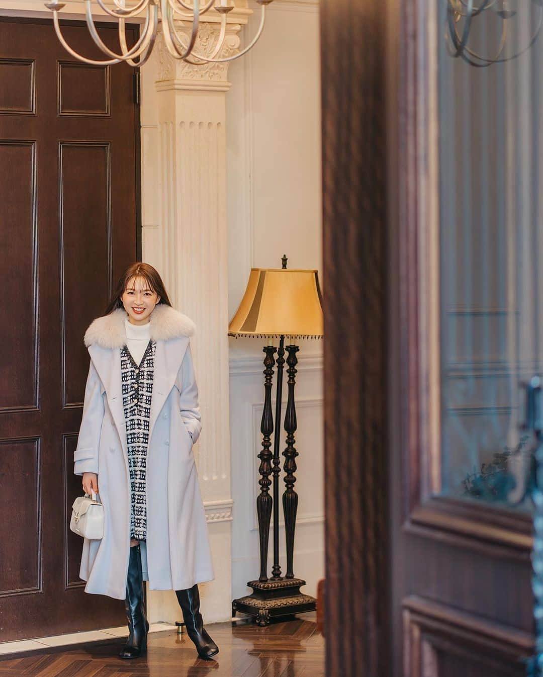 WILLSELECTION OFFICIALさんのインスタグラム写真 - (WILLSELECTION OFFICIALInstagram)「Fox Fur Coat🧥✨  冬のおしゃれを決める✨ “絶対的主役級コート"  FOX FUR WOOL DRESS COAT  生地やシルエットにこだわった”特別なコート”が完成しました  ■PRODUCT POINT■ ☑︎ 仕立て映えするMADE IN JAPANの生地 ☑︎ 肌触りの良い、しなやかで微光沢感のあるウール素材 ☑︎ 高い保温性と放湿性が叶える快適な着心地 ☑︎ 首元には、高級感を高める100%リアルFOXファー ☑︎ ボレロを羽織ったようなレイヤード風のデザイン  ”まとうだけで着映える” 高級感とエレガントさを兼ね備えた特別な一着  ◻️FOXファー付きドレスコート SIZE : M PRICE: ¥69,300 (TAX IN) COLOR : PINK ／ WHITE ／ LAVENDER(阪急･EC限定カラー) FABRIC : WOOL 100% (LAVENDER WOOL94%,ANGORA6%)  —————————————————————————  WILLSELECTION公式オンラインサイトは @willselection_official プロフィールTOPのURLよりご覧ください🤍  —————————————————————————  #willselection #ウィルセレクション #コート #アウター  今期のアウターはGETしましたか？？」11月26日 22時59分 - willselection_official