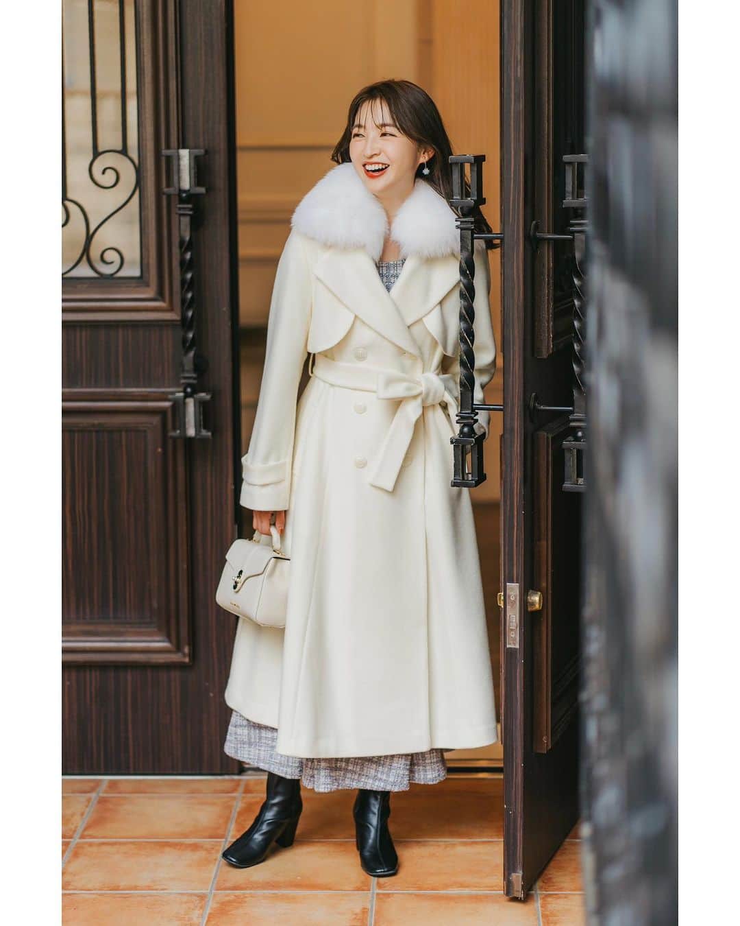 WILLSELECTION OFFICIALのインスタグラム：「Fox Fur Coat🧥✨  冬のおしゃれを決める✨ “絶対的主役級コート"  FOX FUR WOOL DRESS COAT  生地やシルエットにこだわった”特別なコート”が完成しました  ■PRODUCT POINT■ ☑︎ 仕立て映えするMADE IN JAPANの生地 ☑︎ 肌触りの良い、しなやかで微光沢感のあるウール素材 ☑︎ 高い保温性と放湿性が叶える快適な着心地 ☑︎ 首元には、高級感を高める100%リアルFOXファー ☑︎ ボレロを羽織ったようなレイヤード風のデザイン  ”まとうだけで着映える” 高級感とエレガントさを兼ね備えた特別な一着  ◻️FOXファー付きドレスコート SIZE : M PRICE: ¥69,300 (TAX IN) COLOR : PINK ／ WHITE ／ LAVENDER(阪急･EC限定カラー) FABRIC : WOOL 100% (LAVENDER WOOL94%,ANGORA6%)  —————————————————————————  WILLSELECTION公式オンラインサイトは @willselection_official プロフィールTOPのURLよりご覧ください🤍  —————————————————————————  #willselection #ウィルセレクション #コート #アウター  今期のアウターはGETしましたか？？」