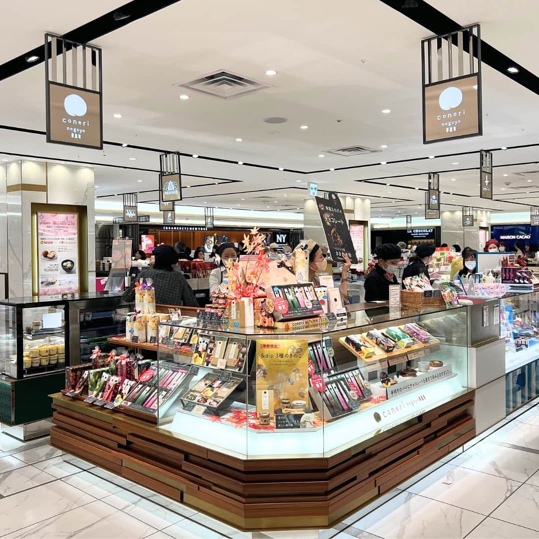 coneri 品川のインスタグラム：「【東京だけじゃない！名古屋でもconeriが味わえます】  coneri名古屋店は、品川店と渋谷店のいいとこ取り！✨ スティックパイもディップもご用意しております。  また、程よい甘さがやみつきになる大人気商品 「小倉トースト」など 名古屋店限定フレーバーが沢山！  手土産としても大人気ですので、 名古屋でお買い物の際は ぜひお立ち寄りください😌♪  ーーーーーーーーーーー coneri 名古屋店 〒450-6001 愛知県名古屋市中村区名駅一丁目1番4号 B1 JR名古屋タカシマヤ ＠coneri＿official ーーーーーーーーーーー」
