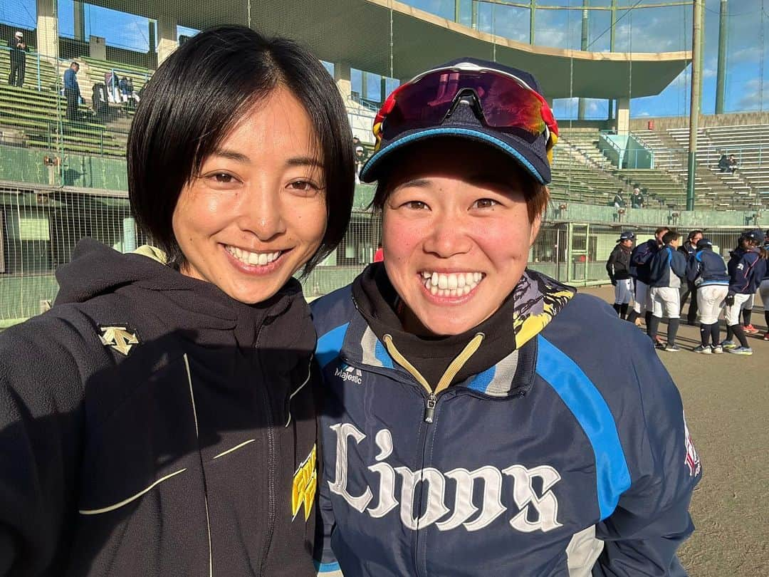 片岡安祐美さんのインスタグラム写真 - (片岡安祐美Instagram)「⚾️💛  #未来を創る  #女子野球イベント   @sato_18 主催 #野球はみんなのスポーツ   楽しかったーーー😆🙌🏻 野球やってる女の子たちがこんなにたくさんいるんだ！って とても嬉しかったし、こうやってバトンは繋がっていくんだなって。 現役の選手たちとも写真撮ってもらったし、 (他にもたくさん撮ってもらったけど、手元に届いてない！😭笑) 色々おしゃべりできたし、もっとたくさんおしゃべりしたかった！！ でもね、女子野球の未来は明るい！！って心から思いました✨✨  #ライオンズレディース  #zenkobeams  #女子野球  #始球式 ちゃんと投げれてよかった🤭」11月26日 22時55分 - ayumi.kataoka_gg.1