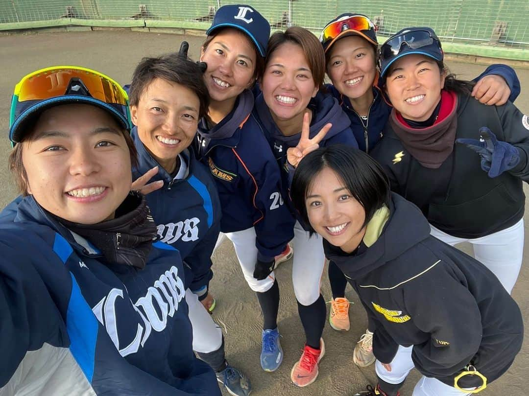 片岡安祐美さんのインスタグラム写真 - (片岡安祐美Instagram)「⚾️💛  #未来を創る  #女子野球イベント   @sato_18 主催 #野球はみんなのスポーツ   楽しかったーーー😆🙌🏻 野球やってる女の子たちがこんなにたくさんいるんだ！って とても嬉しかったし、こうやってバトンは繋がっていくんだなって。 現役の選手たちとも写真撮ってもらったし、 (他にもたくさん撮ってもらったけど、手元に届いてない！😭笑) 色々おしゃべりできたし、もっとたくさんおしゃべりしたかった！！ でもね、女子野球の未来は明るい！！って心から思いました✨✨  #ライオンズレディース  #zenkobeams  #女子野球  #始球式 ちゃんと投げれてよかった🤭」11月26日 22時55分 - ayumi.kataoka_gg.1