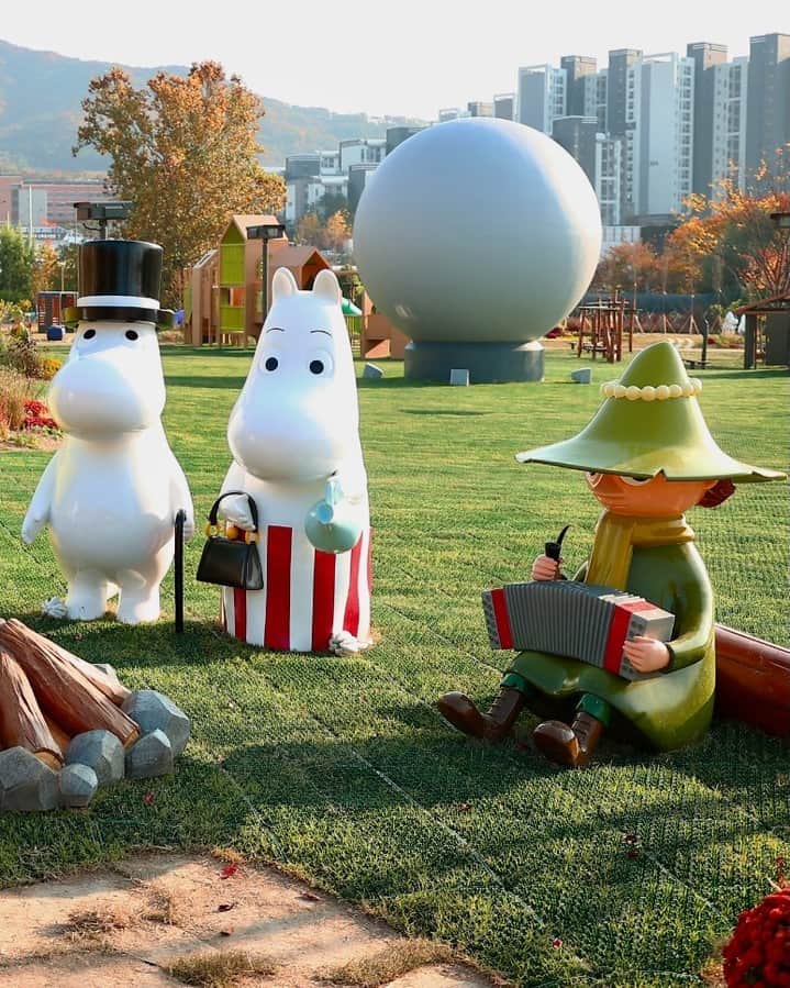 のインスタグラム：「Take a look at this, the most wonderful Moominous experience in South Korea. 🇰🇷✨  At Uiwang Moomin Park you can:  👉 Experience and find your favourite character from the sculpture park 👉 Enjoy the trail through the park with various scenic views 👉 Witness the highlight of the park, the "Moomin Artball", a digital sphere stretching to 6m in diameter that shows 3d stereoscopic Moomin animations every night.  This does sound like a walk to put a smile on one’s face, or what do you think? 🤩  #moomin #moominofficial #moominpark」