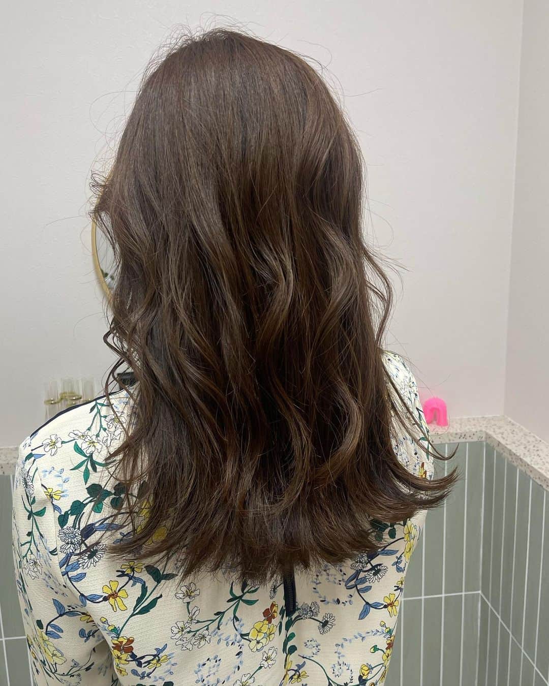 伊波紗友里のインスタグラム：「New color！ 先日、ヘアカラーしてきました。  色落ちしやすい私の髪、 維持できるよう頑張ります。  #ベージュ #ヘアカラー #だいぶ伸びてきました」