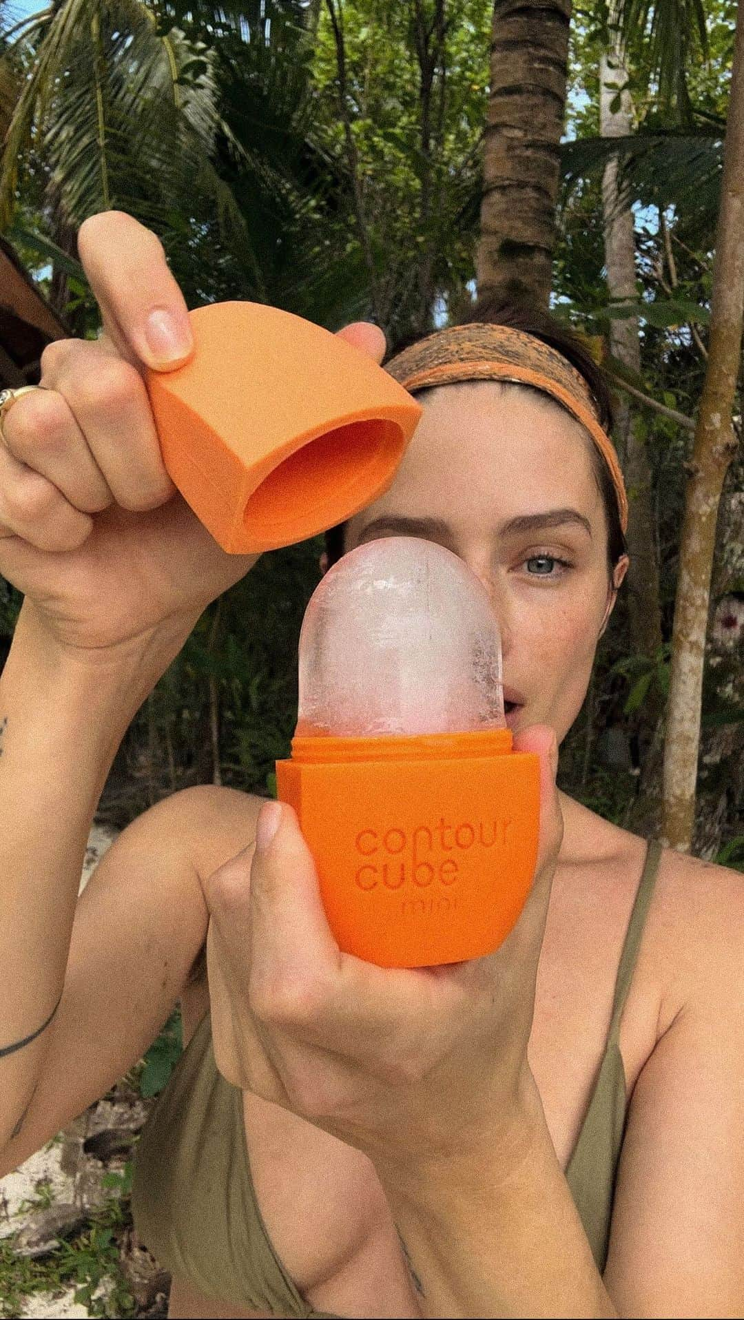 Jessicaのインスタグラム：「Living the simple island life, you got to get creative with skincare! *serum then sunblock! I edited the video wrong 😑   #skincare #islandlife #simplelife #simpleskincare #contourcube #facial #diyfacial #diyskincare」