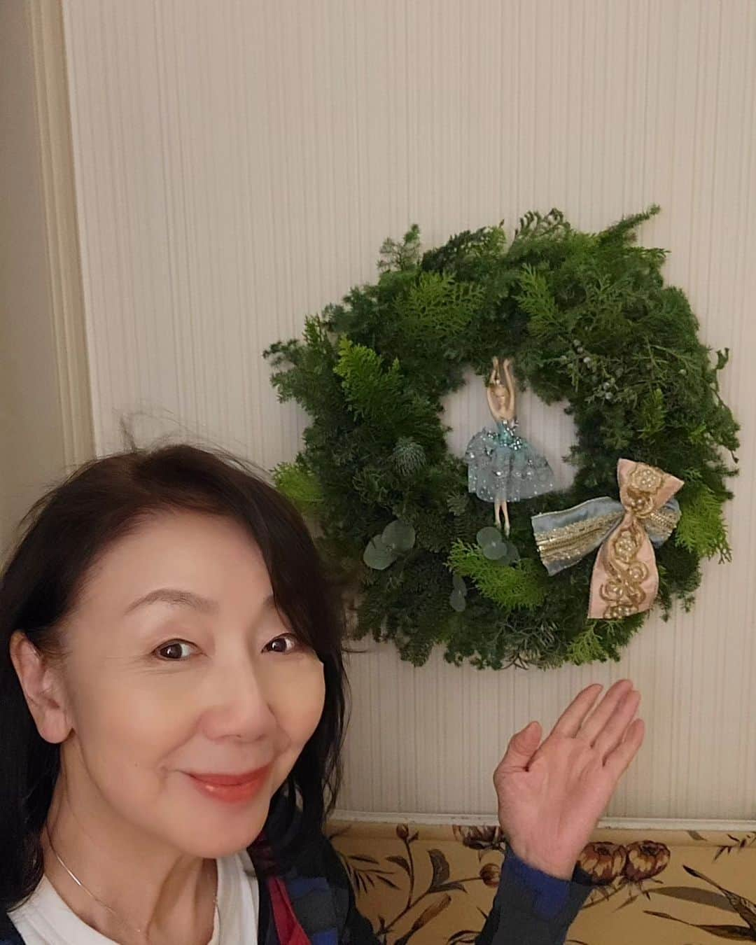 音無美紀子のインスタグラム：「クリスマスリース、今年はバレリーナ❗ フランス製のリボン オーナメントもフランスから。  今年は、すフラワーアーティスト芝崎純子さんに作って頂きました。 大人っぽくて、エレガントでしょ！ 純子先生、本当にセンスがいいのです。  生のもみの木の香りが、とってもいいのよね。 癒されます。 寒くなって、クリスマス気分になってきたわ。  #クリスマスリース #芝崎純子先生 #バレリーナのオーナメント」