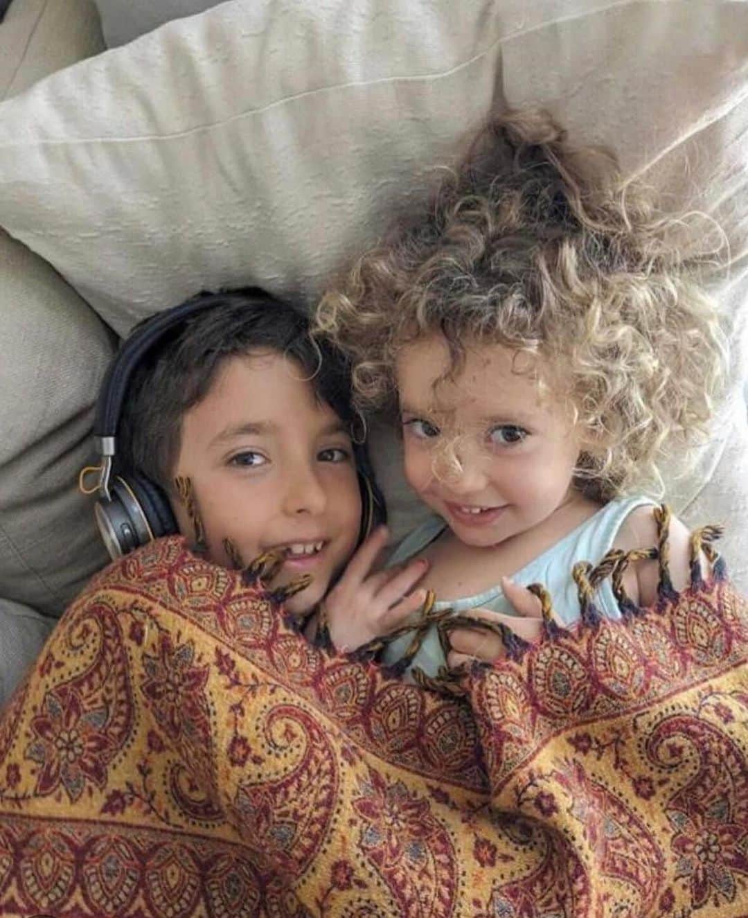 デブラ・メッシングのインスタグラム：「Yahel (3 years old) and Naveh (8 years old) are finally home. Just so we are clear: these kids were asleep in their beds when they were violently taken hostage by a terrorist  organization. Hamas still holds many innocent men women and children hostage. 🇮🇱 #BringThemAllHome」