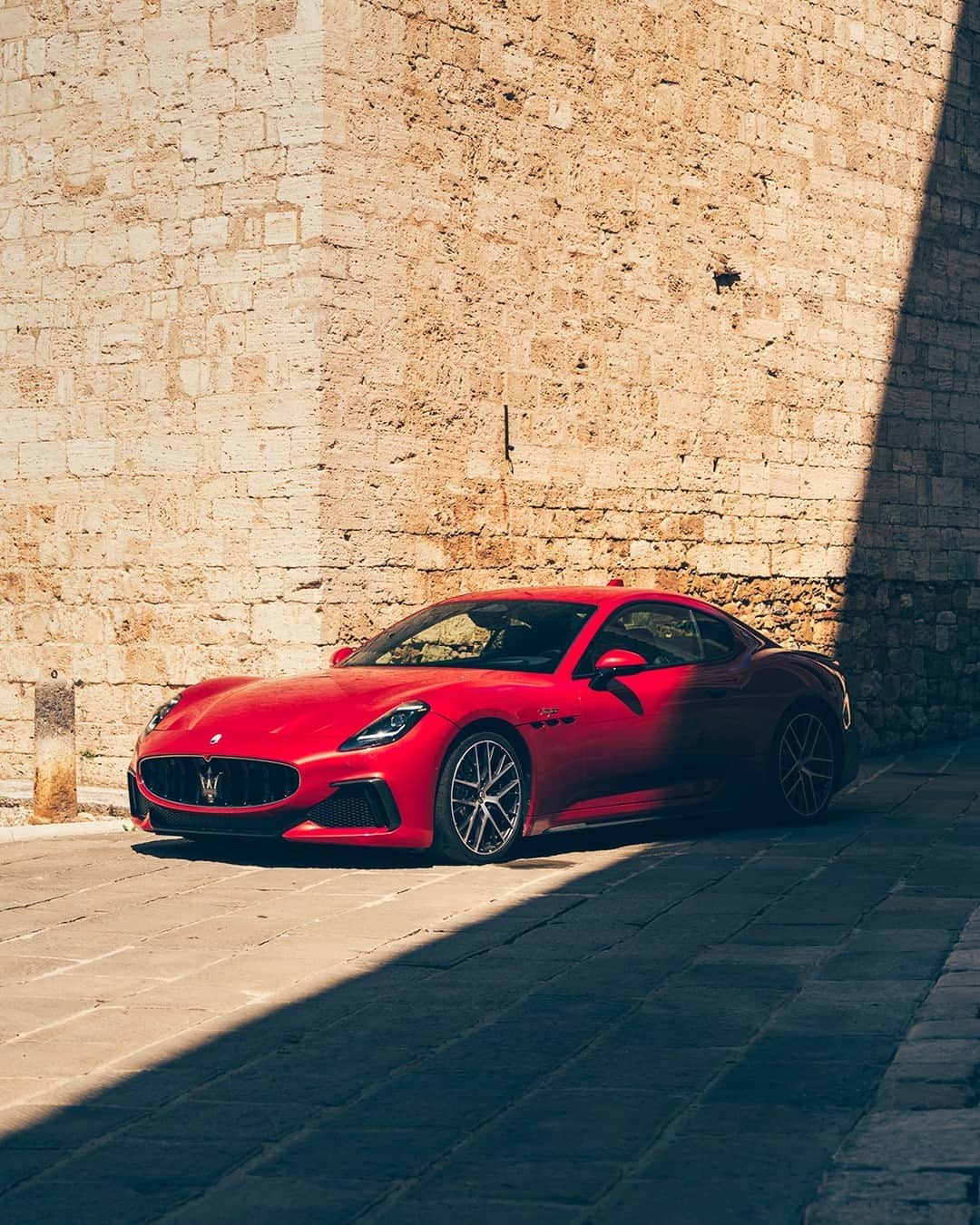 マセラティのインスタグラム：「Exhilarating performance, superior artisanry and timeless Trident style.⁣ GranTurismo. The Others Just Travel.⁣ #MaseratiGranTurismo #Maserati」