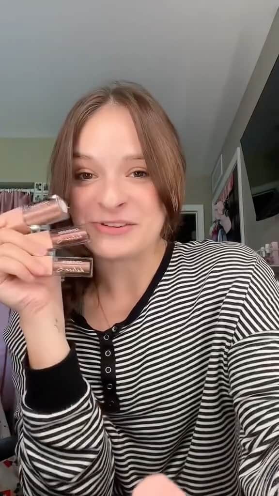のインスタグラム：「We’re just as excited as @katiebalcom about the NEW Exhibitionist by @kelseaballerini Liquid Glitter Eyeshadows 💖  Shop now @target to complete your holiday glam look 🛒  #EasyBreezyBeautiful #Covergirl #KelseaBallerini」