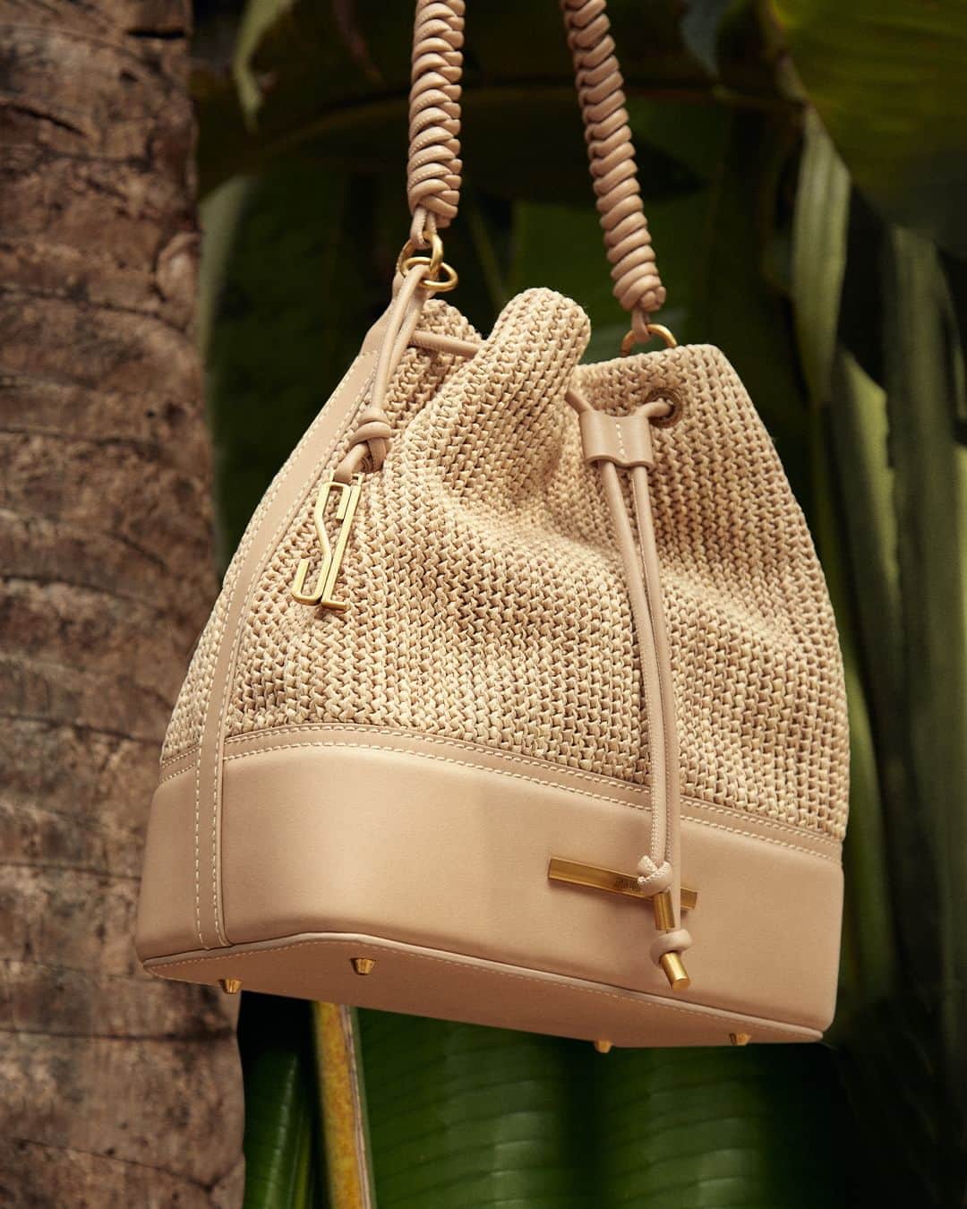 Santa Lollaのインスタグラム：「A bucket bag se renova com o requinte do tramado para deixar os looks da temporada ainda mais modernos. O detalhamento da alça com tiras finas em espiral deixa o modelo ainda mais sofisticado e atual. [ 0453.4412.02CE.00B9 | R$369,90 ] #santalolla #santalollaverao24 #SLhandbags」