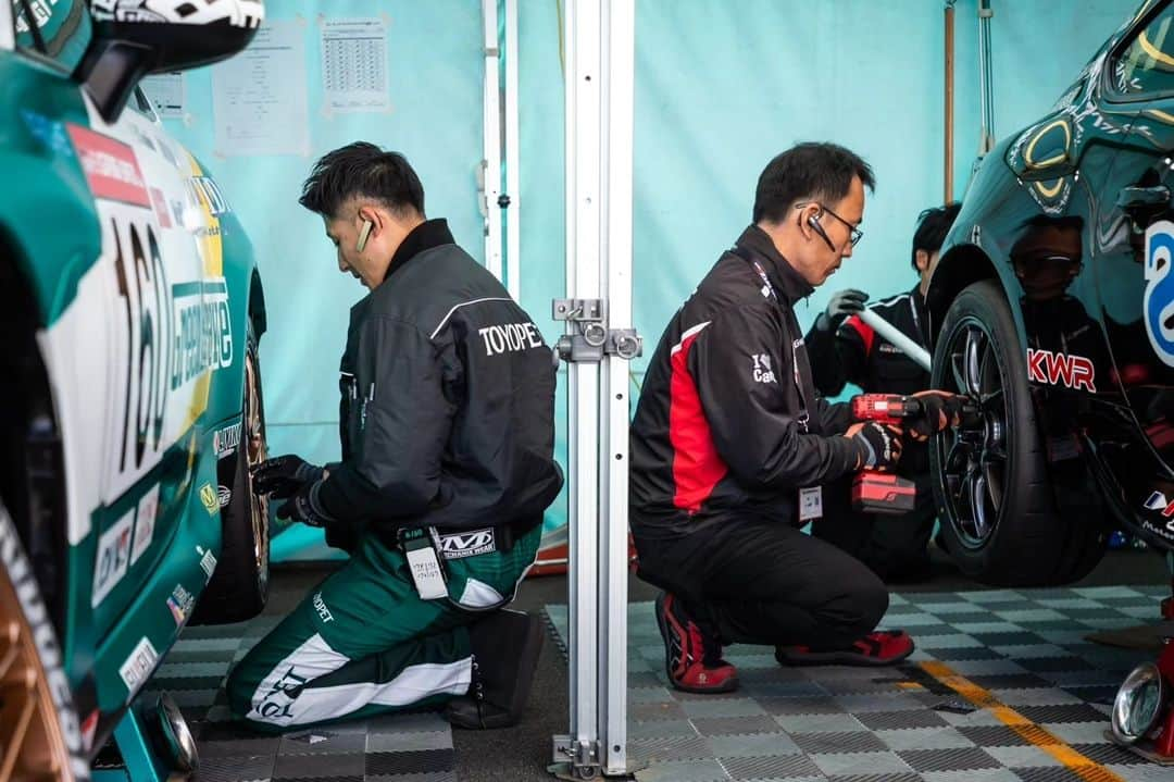 吉田広樹さんのインスタグラム写真 - (吉田広樹Instagram)「今日の決勝は28位でした。  スタート直後のアクシデントの際に他車と接触があり最後尾へ。  赤旗再開後も精一杯攻めましたが 28位まで追い上げたところでチェッカーとなりました。  チームのためにも追い上げる良いレースをしたかったですし 全戦ポイント獲得を目標にしていたので今回の内容は悔しいですが マシンのダメージが思ったより少なかったのは何よりでした。  2019年からこのチームで乗らせて貰っていますが これまでチーフメカとして担当してくれたエンジニアが 全員プライベートで応援に来てくれました！ みんなに良いレースを見せたかったな。。。  今シーズン結果は伴いませんでしたが #埼玉トヨペットGreenBrave で乗れて充実していました！！ MS室のメンバーや店舗からレースの度に来てくれるエンジニア。 みんなと一緒に仕事が出来て幸せです。  またシーズン通して強いパフォーマンスを発揮してくれた  #BRIDGESTONE タイヤ様、各パーツサプライヤー様にも感謝しています。 1年間ありがとうございました。  #greenbrave #grgarage浦和美園 #GR86 #RE09D #IDI #大石博久カメラマン」11月26日 23時00分 - hiroki44da