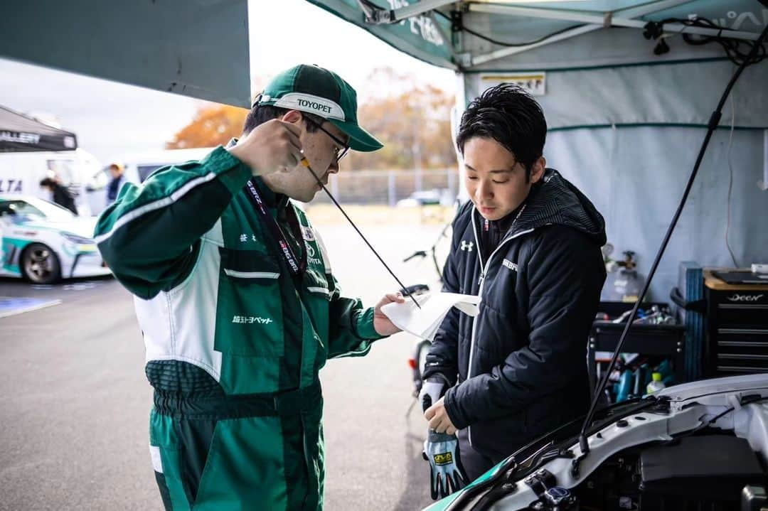 吉田広樹さんのインスタグラム写真 - (吉田広樹Instagram)「今日の決勝は28位でした。  スタート直後のアクシデントの際に他車と接触があり最後尾へ。  赤旗再開後も精一杯攻めましたが 28位まで追い上げたところでチェッカーとなりました。  チームのためにも追い上げる良いレースをしたかったですし 全戦ポイント獲得を目標にしていたので今回の内容は悔しいですが マシンのダメージが思ったより少なかったのは何よりでした。  2019年からこのチームで乗らせて貰っていますが これまでチーフメカとして担当してくれたエンジニアが 全員プライベートで応援に来てくれました！ みんなに良いレースを見せたかったな。。。  今シーズン結果は伴いませんでしたが #埼玉トヨペットGreenBrave で乗れて充実していました！！ MS室のメンバーや店舗からレースの度に来てくれるエンジニア。 みんなと一緒に仕事が出来て幸せです。  またシーズン通して強いパフォーマンスを発揮してくれた  #BRIDGESTONE タイヤ様、各パーツサプライヤー様にも感謝しています。 1年間ありがとうございました。  #greenbrave #grgarage浦和美園 #GR86 #RE09D #IDI #大石博久カメラマン」11月26日 23時00分 - hiroki44da