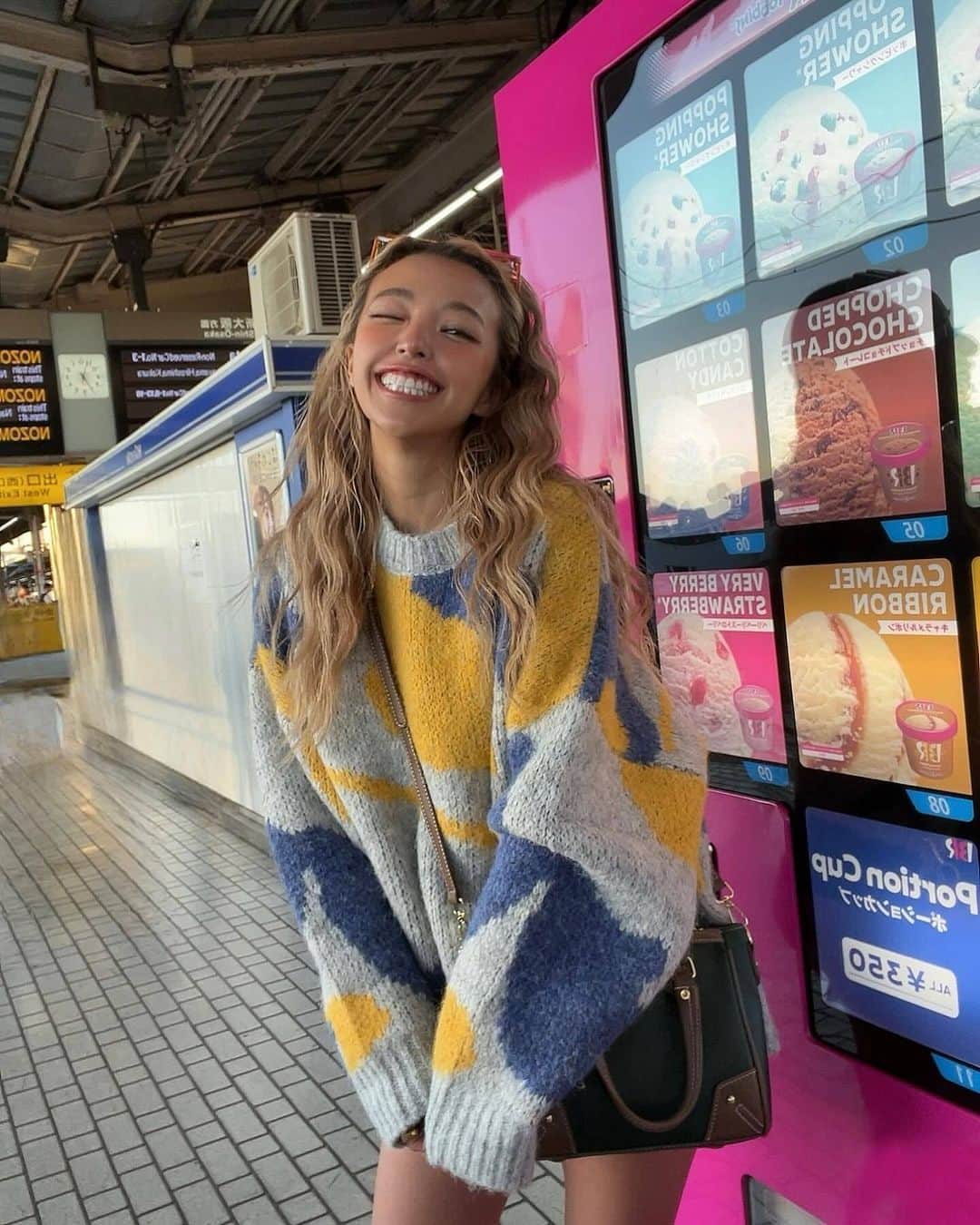 SHEINのインスタグラム：「Sweater weather has never looked warmer - or cuter! 🤩🍂❄️ @yuminchu1029  🔎 23504022  #SHEIN #SHEINforAll #SHEINstyle #fashion #chic」
