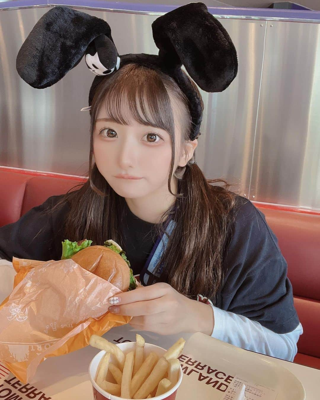 夢実あすかさんのインスタグラム写真 - (夢実あすかInstagram)「ŧ‹”ŧ‹”( ‘ч’ )ŧ‹”ŧ‹”  ．  ．  ．  ． #japaneseidol #japanesegirl #idol #instagood #instalike #selca #followforfollowback #selfie #ディズニーランドグルメ #ootd #dailylook #instafashion #followme #ディズニーグルメ #ディズニーハロウィン #今日のコーデ  #アイドル  #オズワルド #ディズニーランド #ラフコーデ #ゆる巻き #ツインテール #ハンバーガー #ディズニーコーデ #いいね返し #自撮り #自撮り女子 #自撮り界隈 #推してください #ディズニー」11月26日 23時00分 - asukadayou213