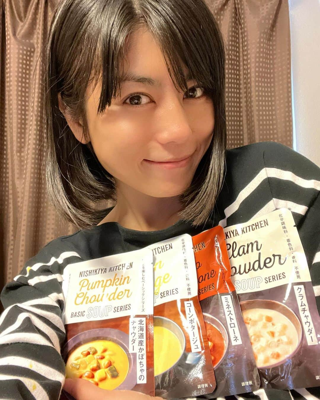 芳野友美さんのインスタグラム写真 - (芳野友美Instagram)「まずはお知らせ☆ 久しぶりの行列出演で～す！！見てね！ 　 12月3日（日）21：00～ 日本テレビ「#行列のできる相談所 」再現ドラマ出演☺︎ 　 さて、今日はいつもお世話になっている方から、#ほっこりギフト ！この季節に嬉しい#スープ をいただきました♪ どれからいただこうかな～☆楽しみ❤︎ 　 楽しみと言えば、同じく今日は#ジャパンカップ を楽しみにしてて、#感動のレース を堪能しました！！ #世界最強馬 #イクイノックス がまたまた驚異的な強さを見せてくれましたね～。#三冠牝馬 の#リバティアイランド もまた素晴らしく強かった！ 　 個人的には#パンサラッサ を応援してて、今日も凄いハイペースの逃げで最後の直線まで独走、2,400ｍはちょっと長かったから最後は力尽きてしまったものの、レースを盛り上げてくれた#立役者 だと思ってます♪ よく頑張ったーーー✨ 　 いや～満足のレースでした🏇」11月26日 23時01分 - yumi_yoshino_1980