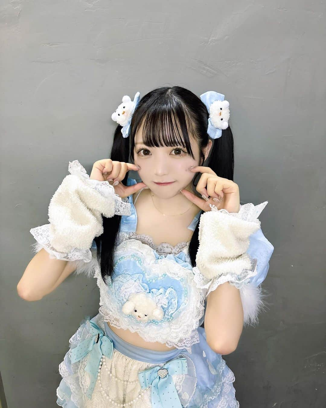 小林莉奈のインスタグラム：「. . 衣装交換でみぽの衣装着たよ🩵  アイドルになって自分の担当カラーの衣装だけじゃなくて 色んな可愛い衣装着れて嬉しい(ᐢ ̥_ ̫ _ ̥ᐢ)」