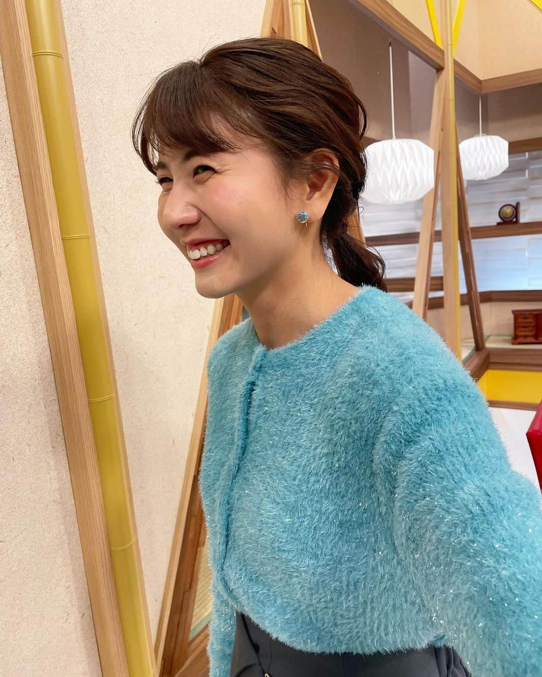 東條麻依子のインスタグラム：「プライド衣装とヘアメイク❄️ 綺麗なブルー、キラキラがかわいい✨ 2枚目はキラキラが伝わりますか？ . 👗Te chichi  💇‍♀roijir  . #衣装#テチチ#roijir#アナウンサー #プライドせとうち経済のチカラ#東條麻依子#女子アナ#インスタ#instagood #instagram #instalove#instafashion #hair #hairstyle#fashion#岡山#香川 #冬コーデ#キラキラ#ブルー」